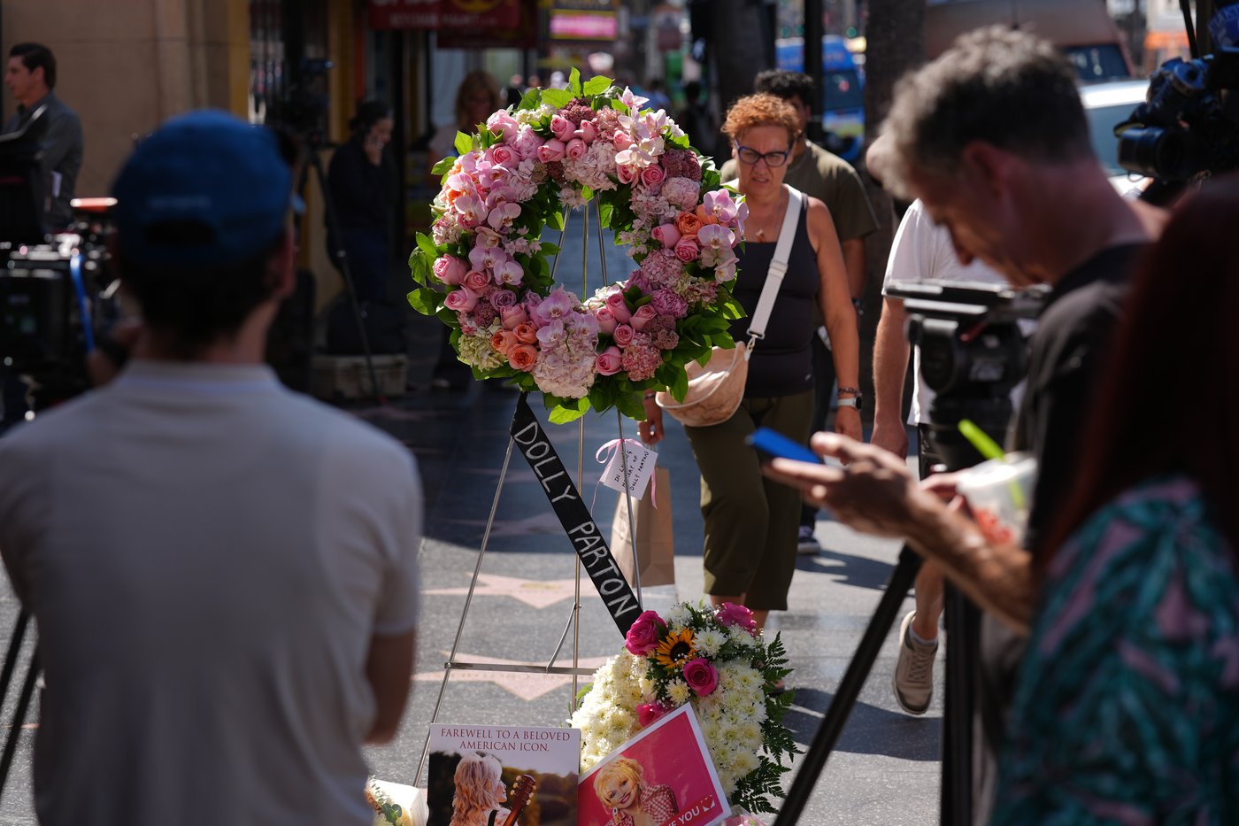 From Los Angeles to Nashville, fans remember Dolly Parton, in photos | iNFOnews.ca