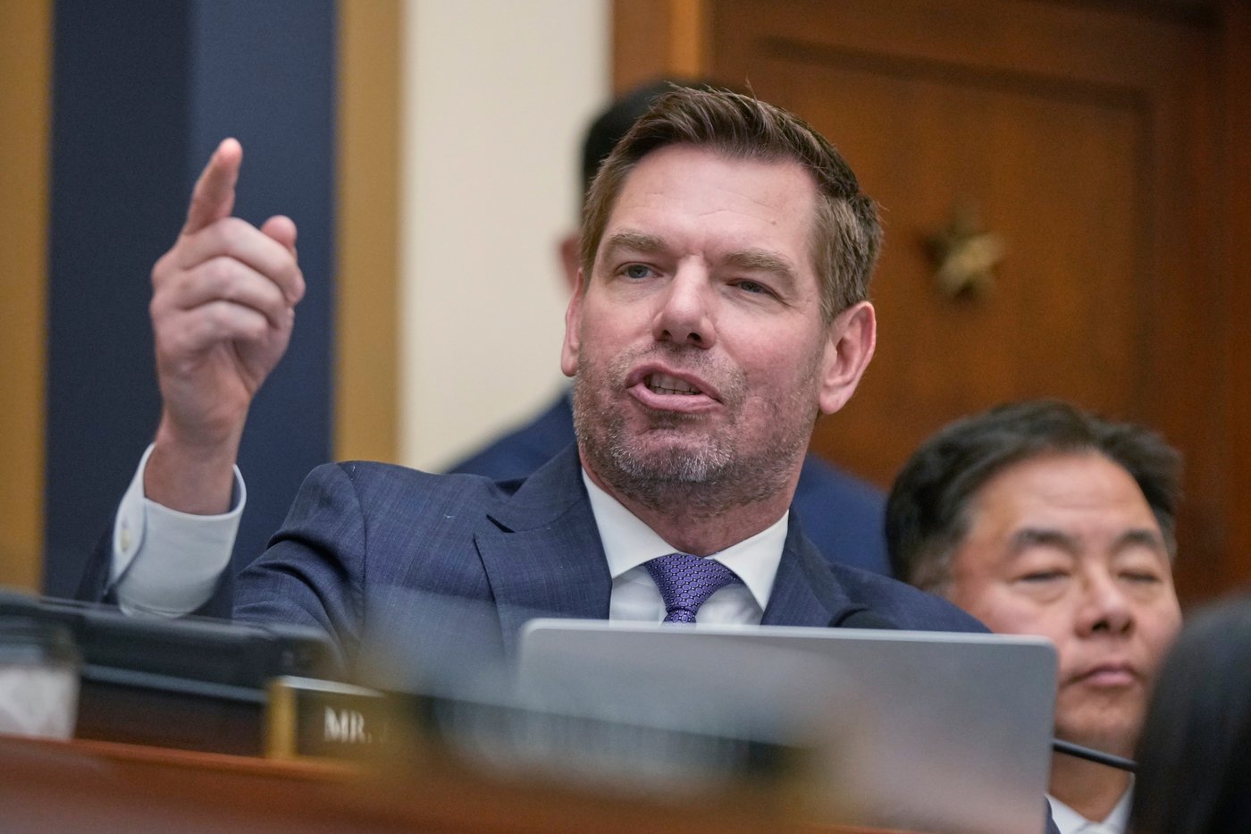 Federal agents seize devices from ex-Rep. Eric Swalwell in sexual misconduct probe, AP source says | iNFOnews.ca