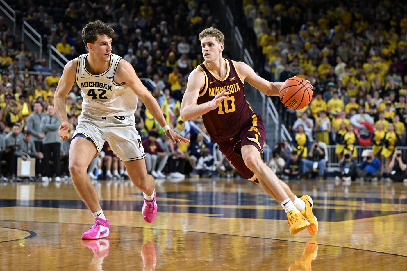 Minnesota loves the TV timeout. Those mandated breaks help a depleted Gophers squad stay competitive | iNFOnews.ca