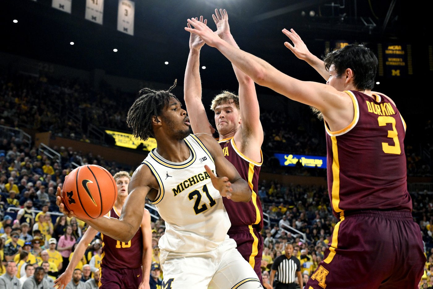 Minnesota loves the TV timeout. Those mandated breaks help a depleted Gophers squad stay competitive | iNFOnews.ca