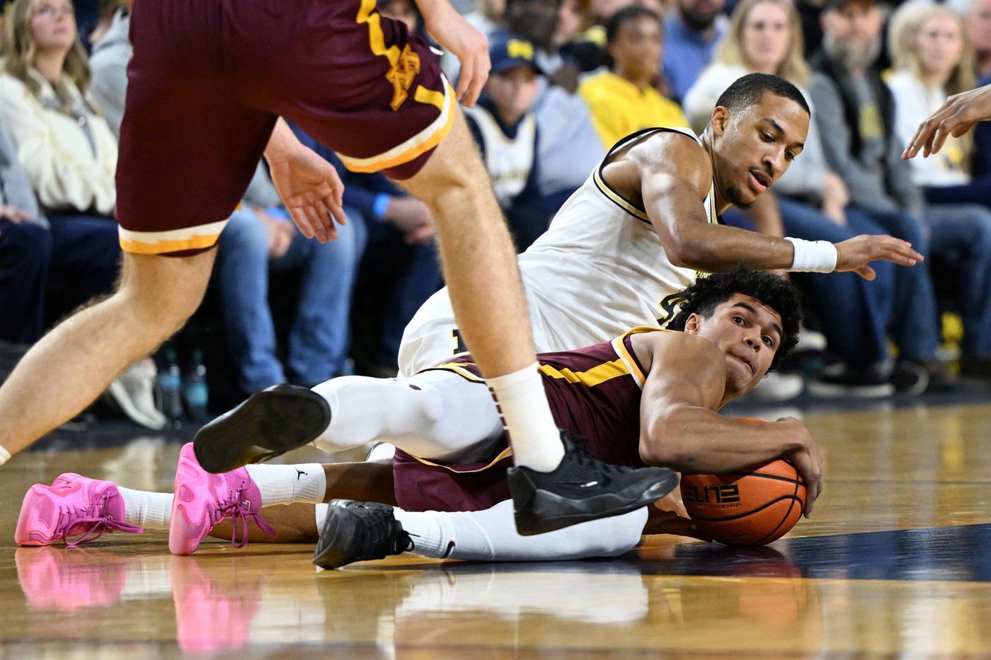 Minnesota loves the TV timeout. Those mandated breaks help a depleted Gophers squad stay competitive | iNFOnews.ca