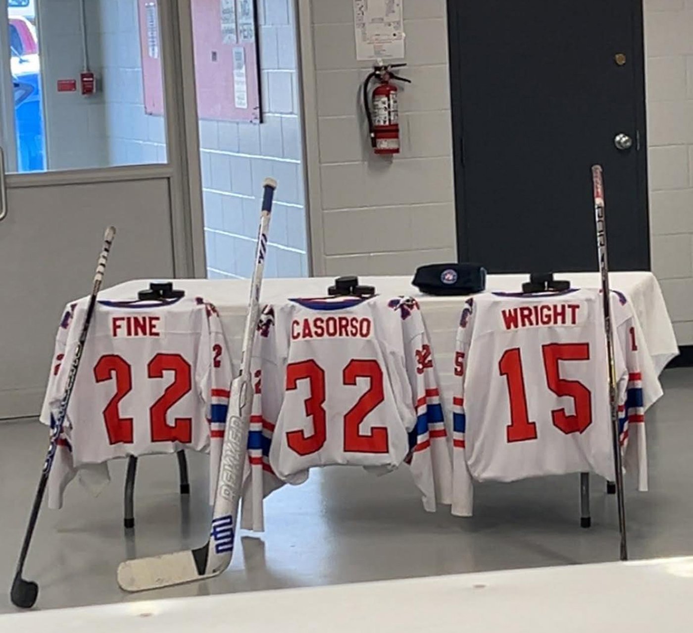 'Grieving together': 3 players on Alberta junior hockey team dead in vehicle crash | iNFOnews.ca