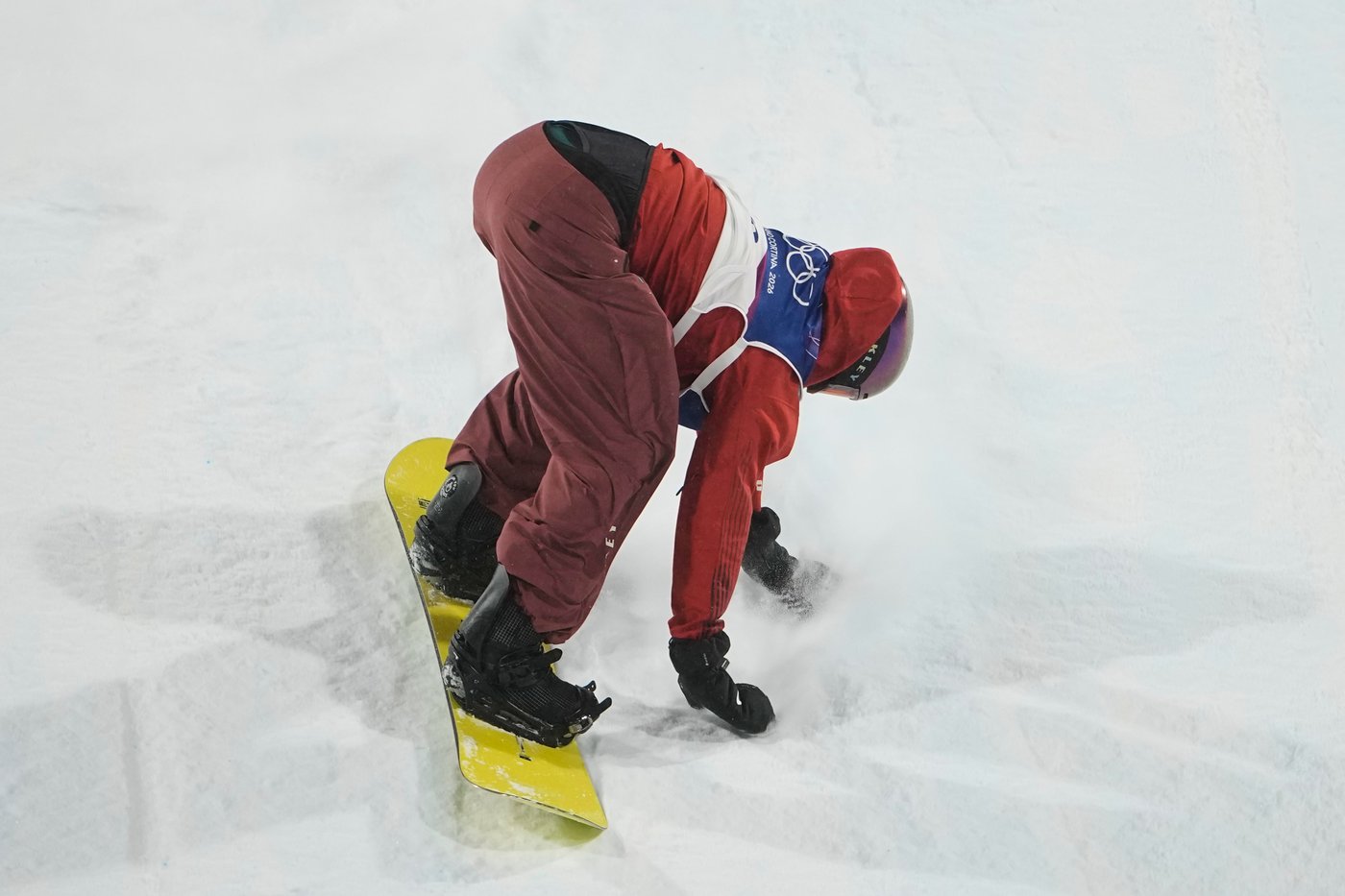 Canada's McMorris takes nasty fall and is stretchered off in pre-Olympic snowboard training | iNFOnews.ca