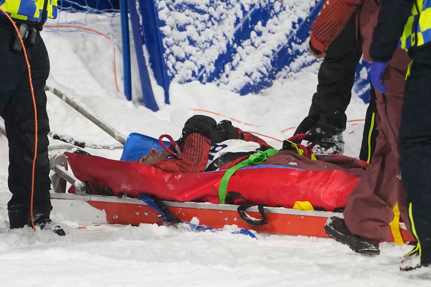 Canada's McMorris takes nasty fall and is stretchered off in pre-Olympic snowboard training | iNFOnews.ca