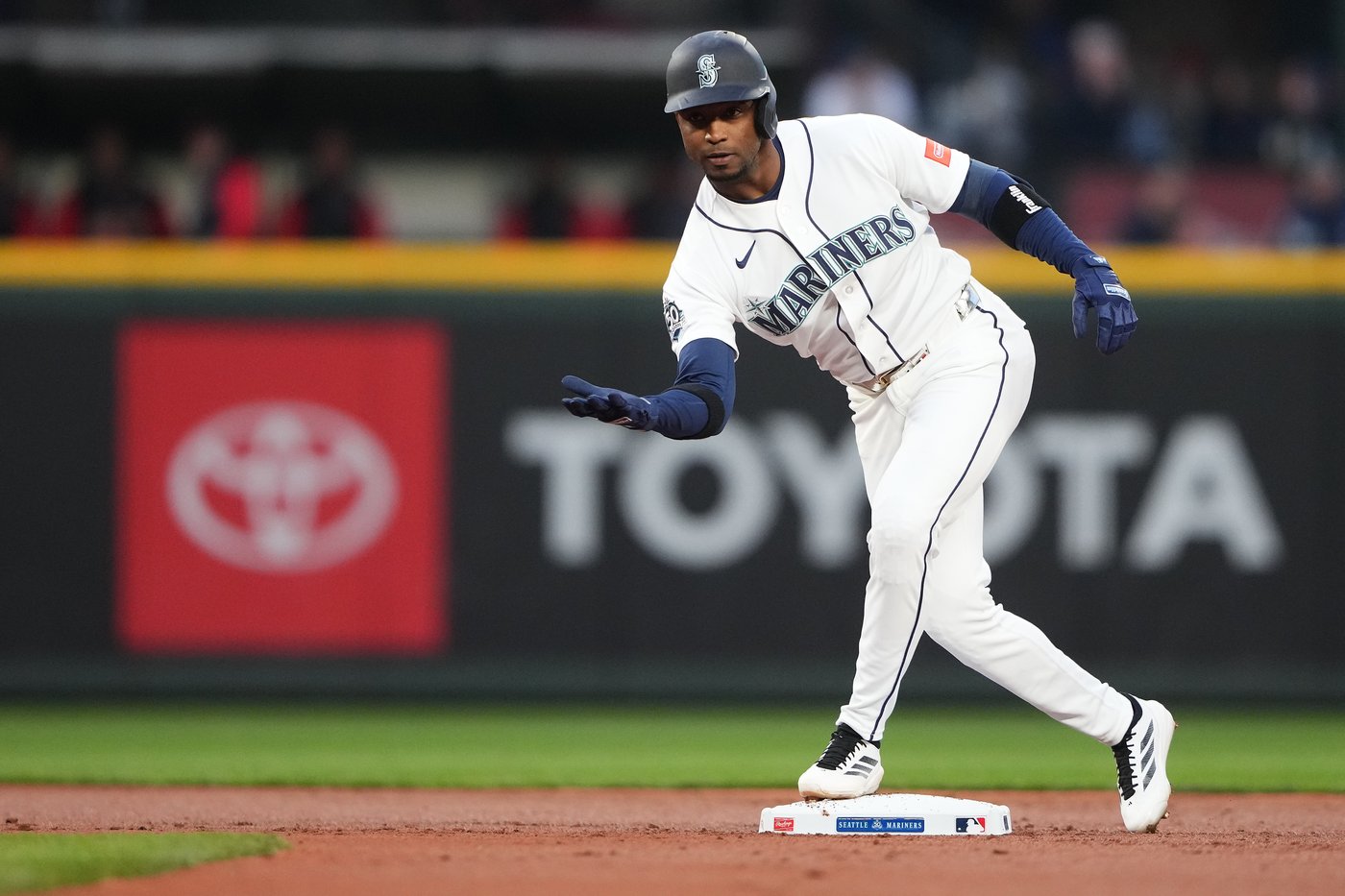Mariners place outfielder Victor Robles on 10-day injured list | iNFOnews.ca