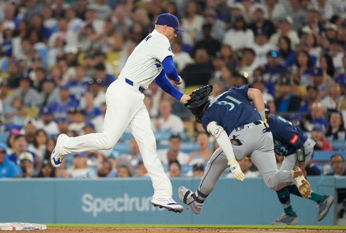 Rushing and Hernández go deep as the Dodgers beat the Mariners 6-2 | iNFOnews.ca