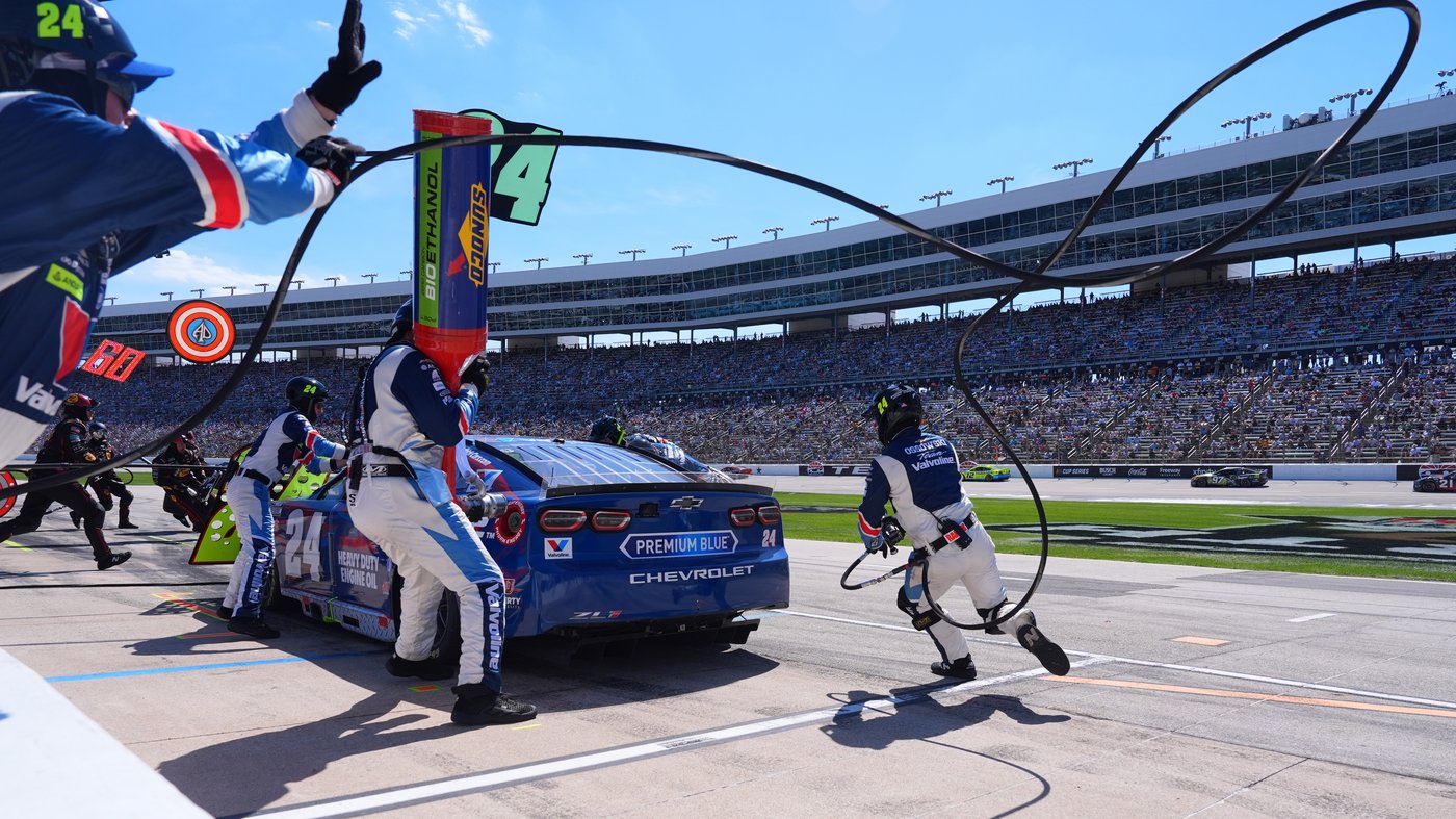 Chase Elliott wins at Texas to join Tyler Reddick as multiple Cup Series winners this season | iNFOnews.ca