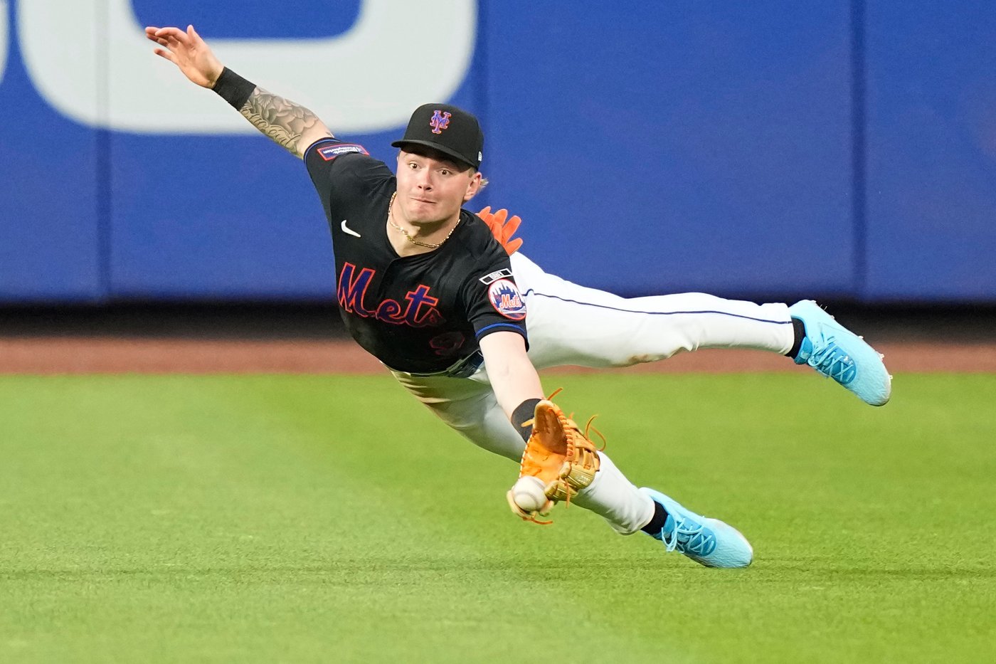 Hill makes incredible grab as Wheeler pitches Phillies to 2-1 win after Mets fire manager | iNFOnews.ca