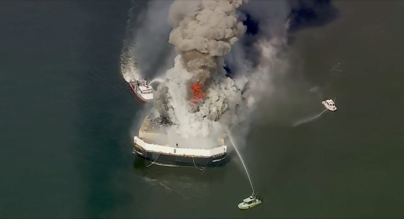 Massive fire breaks out aboard scrap metal barge on Delaware Bay | iNFOnews.ca
