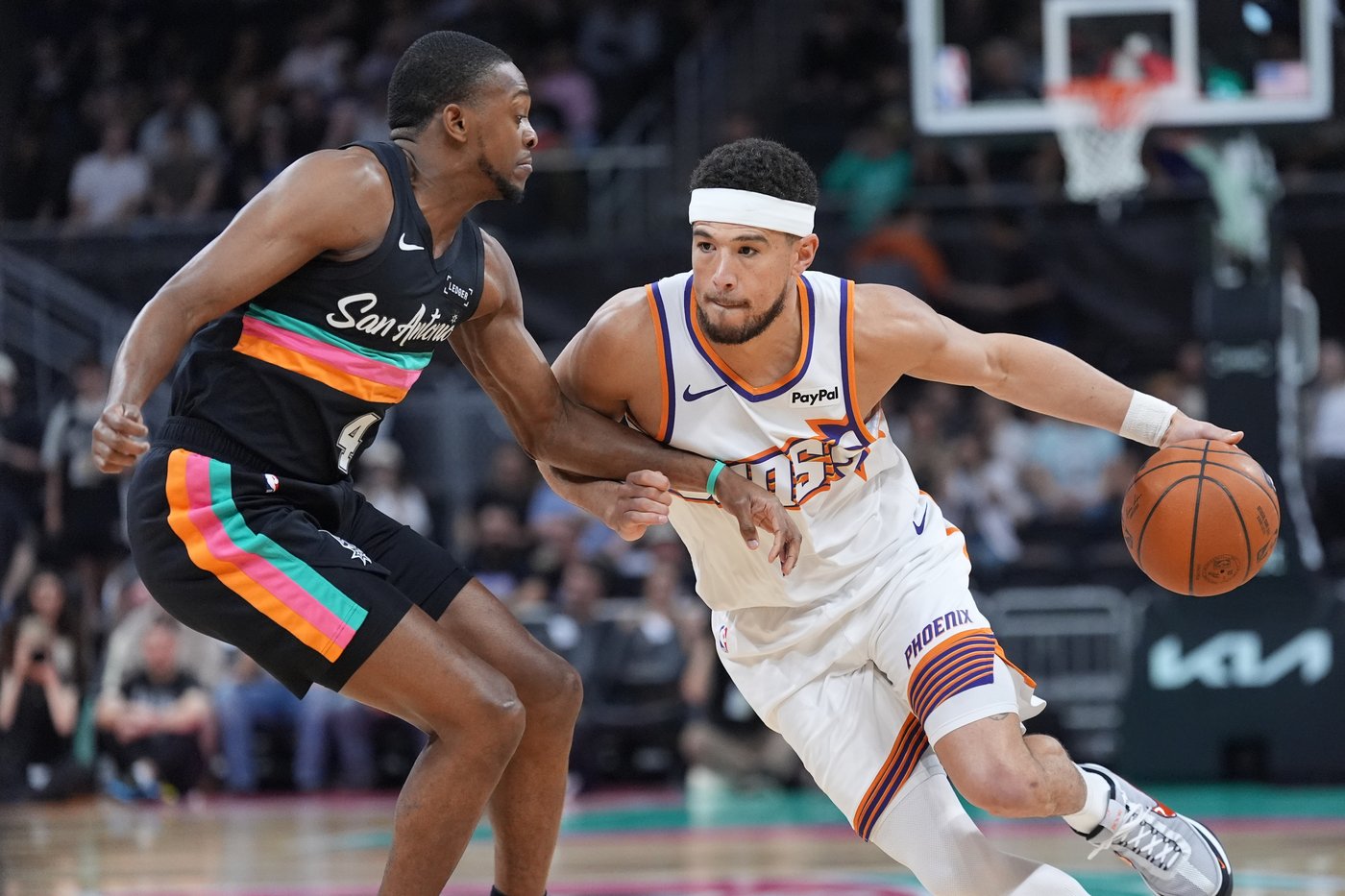 Phoenix Suns All-Star guard Devin Booker out at least 1 week with right hip strain | iNFOnews.ca