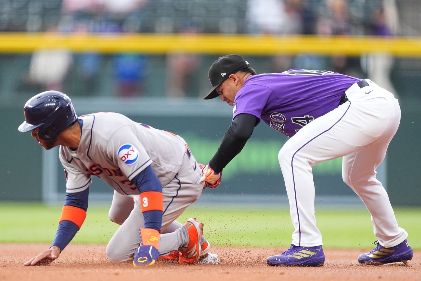 Astros shortstop Jeremy Peña exits game against Mariners with right knee tightness | iNFOnews.ca Astros shortstop Jeremy Peña exits game against Mariners with right knee tightness | iNFOnews.ca