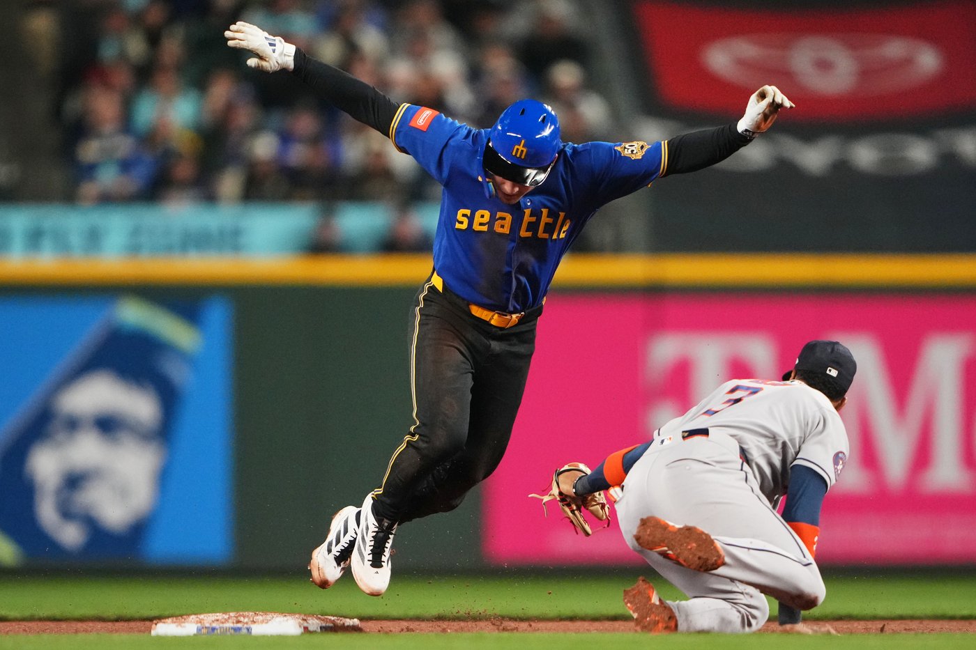 Astros shortstop Jeremy Peña exits game against Mariners with right knee tightness | iNFOnews.ca Astros shortstop Jeremy Peña exits game against Mariners with right knee tightness | iNFOnews.ca