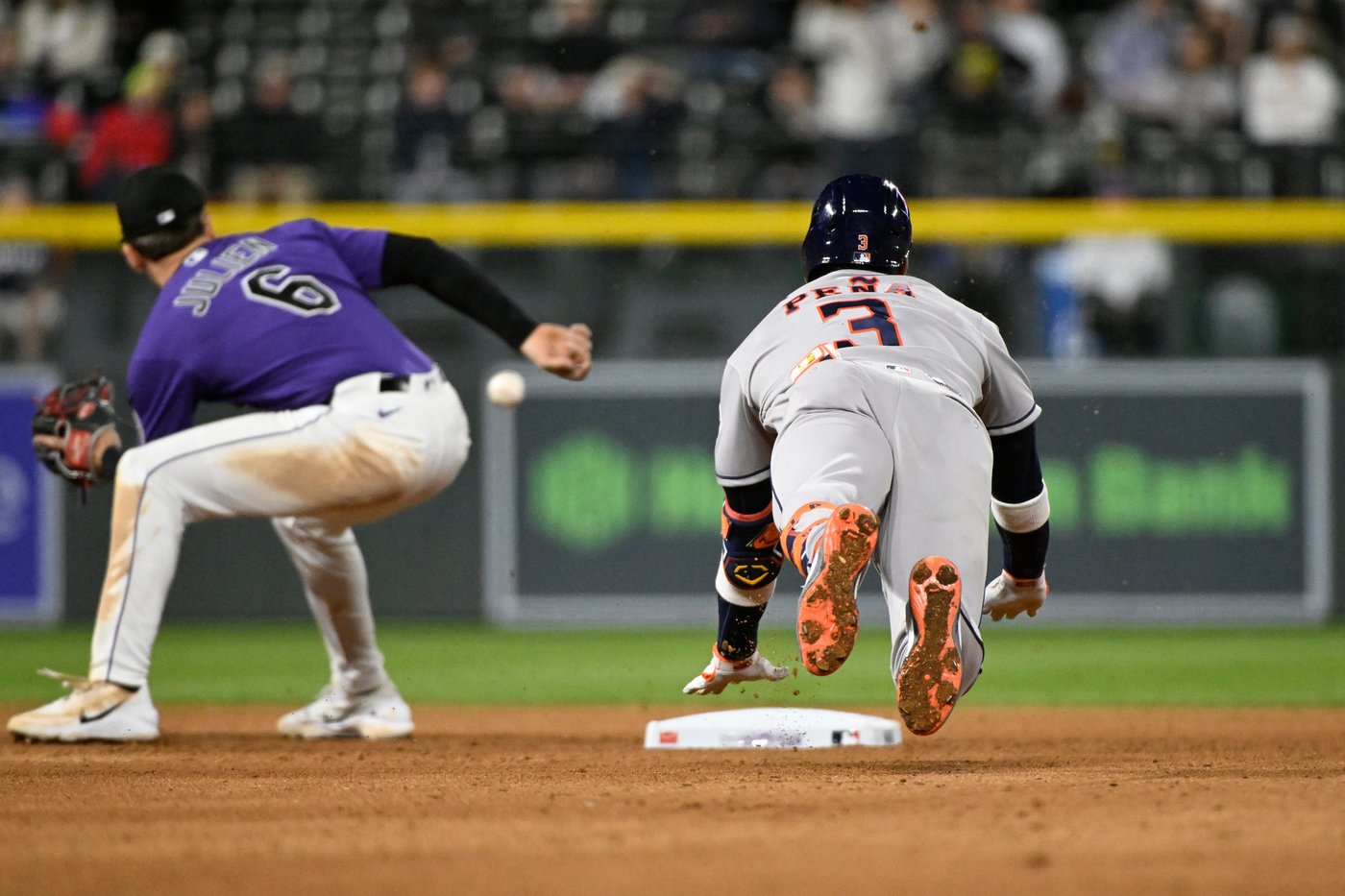 Astros shortstop Jeremy Peña exits game against Mariners with right knee tightness | iNFOnews.ca Astros shortstop Jeremy Peña exits game against Mariners with right knee tightness | iNFOnews.ca