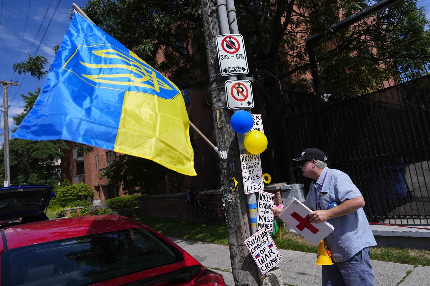 Russian embassy protesters keep daily picket, 4.5 years into Ukraine invasion | iNFOnews.ca