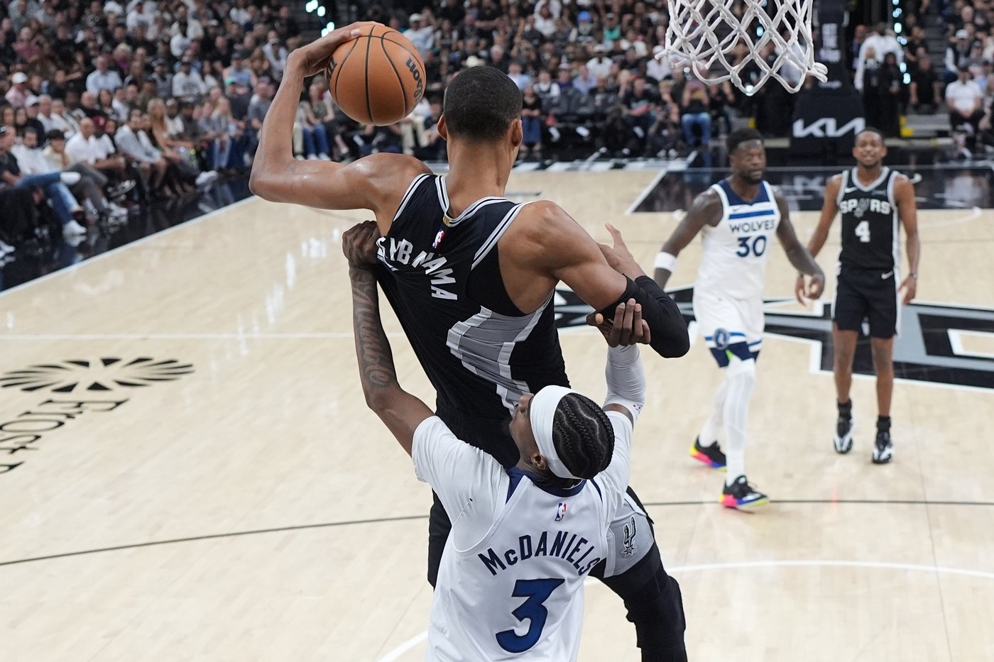 Wembanyama returns with a huge performance as the Spurs beat the Wolves 126-97 for a 3-2 lead | iNFOnews.ca
