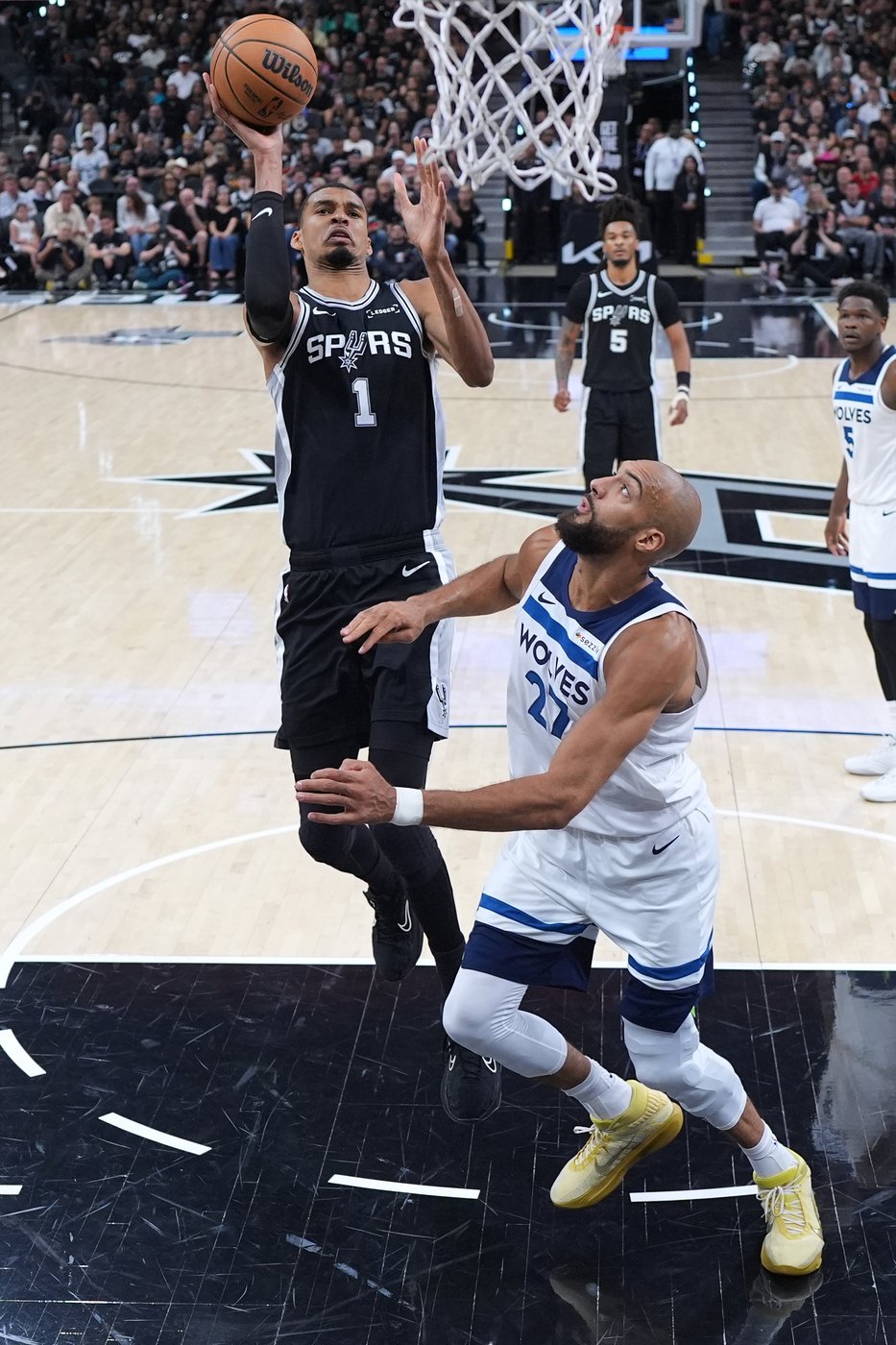 Wembanyama returns with a huge performance as the Spurs beat the Wolves 126-97 for a 3-2 lead | iNFOnews.ca