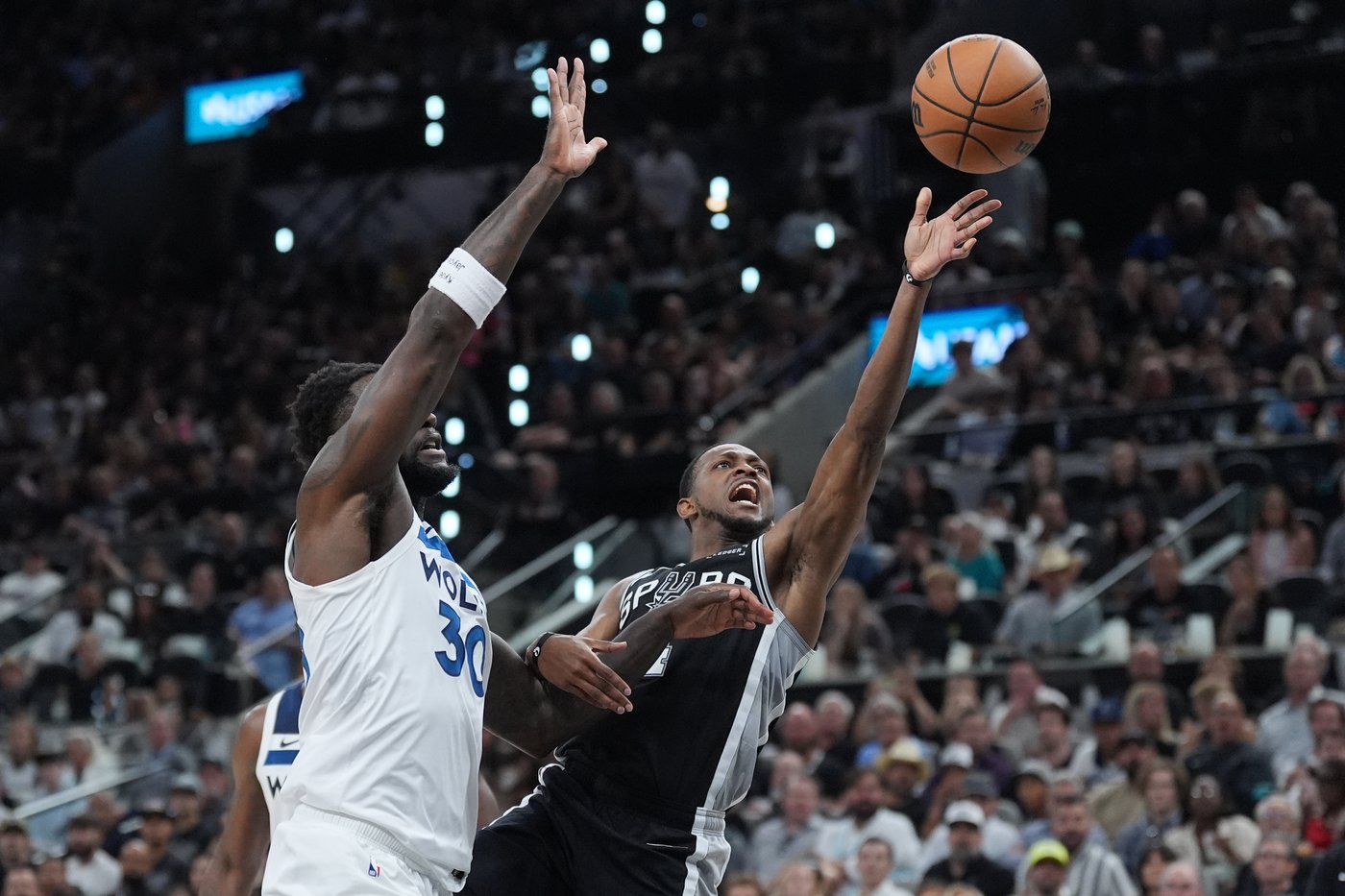 Wembanyama returns with a huge performance as the Spurs beat the Wolves 126-97 for a 3-2 lead | iNFOnews.ca