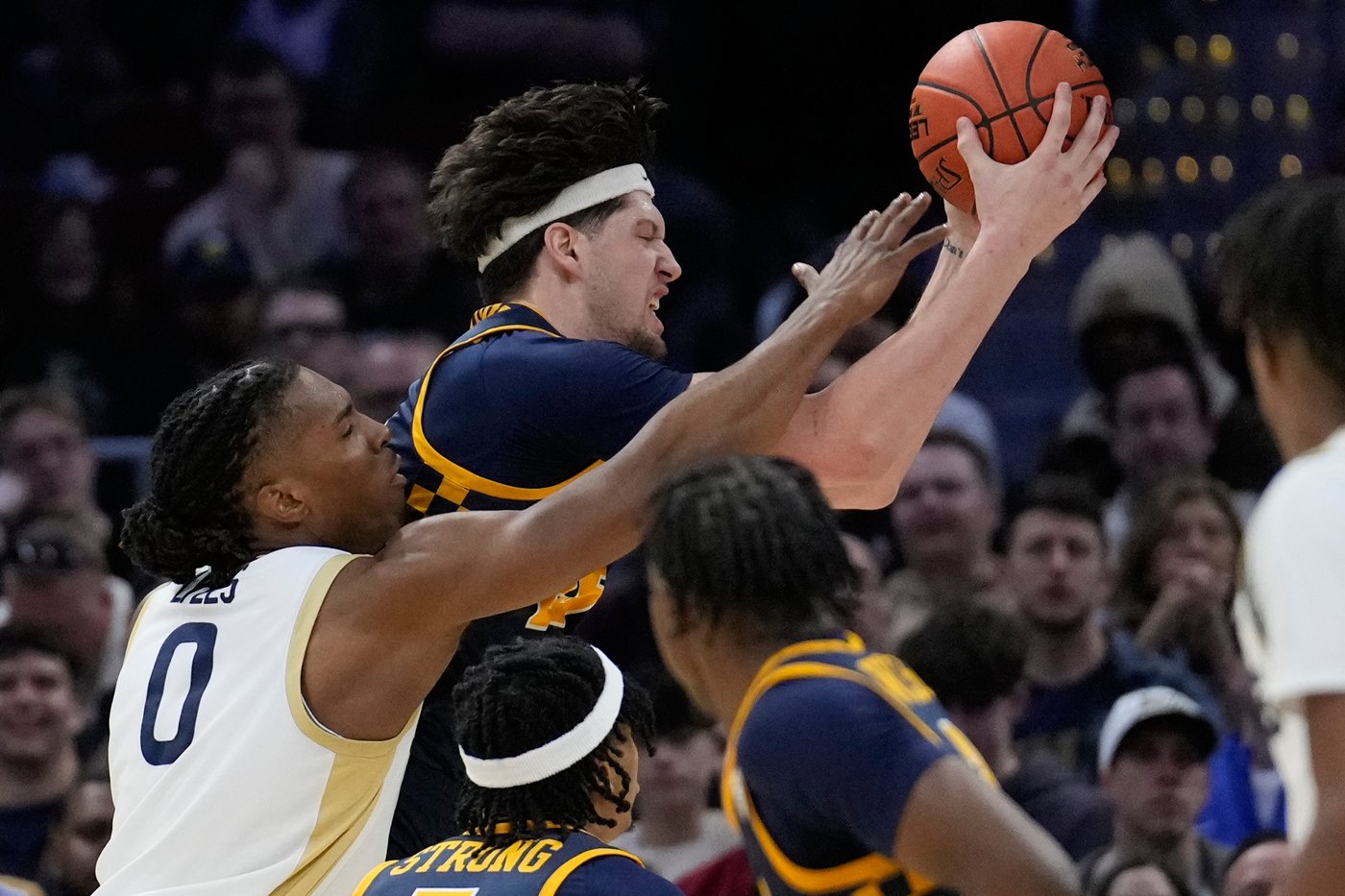 Scott's deep 3-point bomb sends Akron past Toledo, 79-76 for 3rd straight MAC crown | iNFOnews.ca Scott's deep 3-point bomb sends Akron past Toledo, 79-76 for 3rd straight MAC crown | iNFOnews.ca