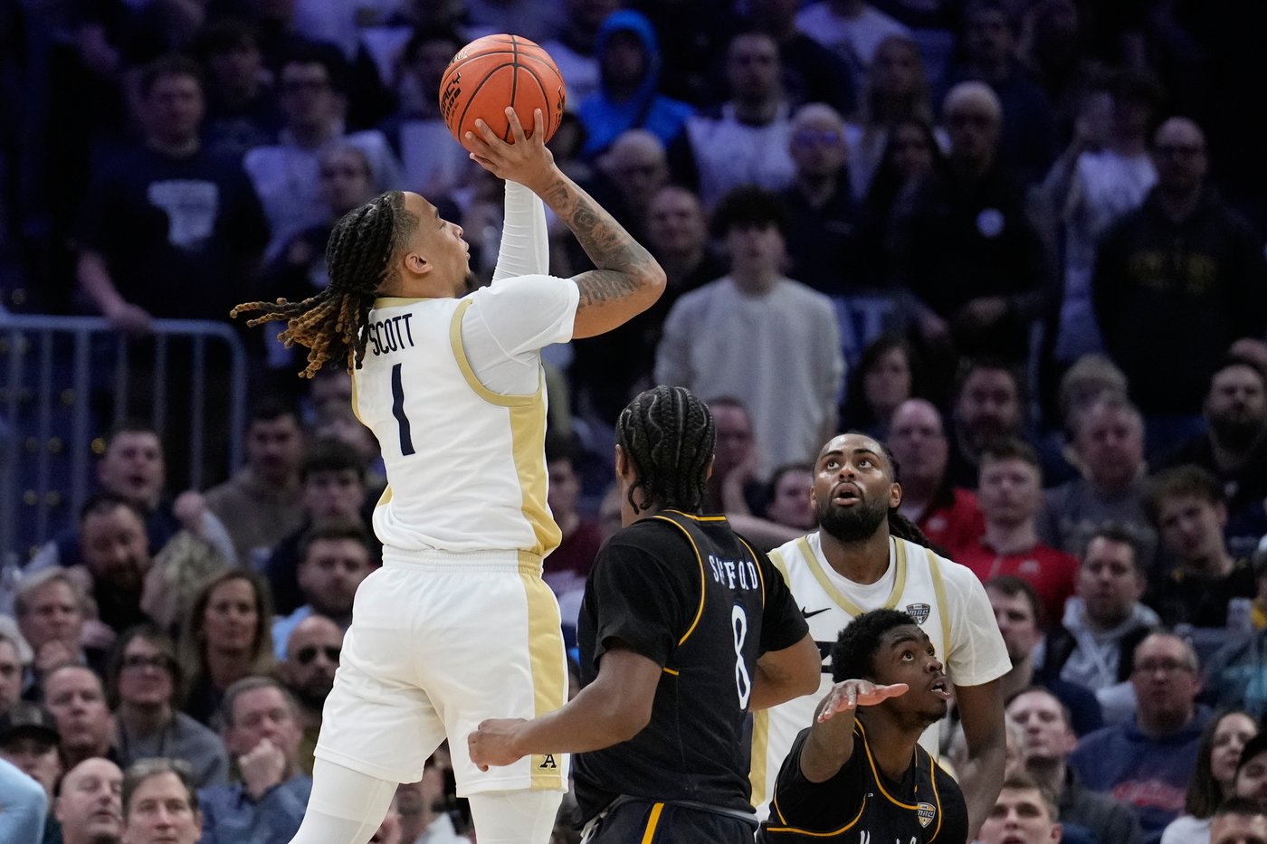 Scott's deep 3-point bomb sends Akron past Toledo, 79-76 for 3rd straight MAC crown | iNFOnews.ca Scott's deep 3-point bomb sends Akron past Toledo, 79-76 for 3rd straight MAC crown | iNFOnews.ca