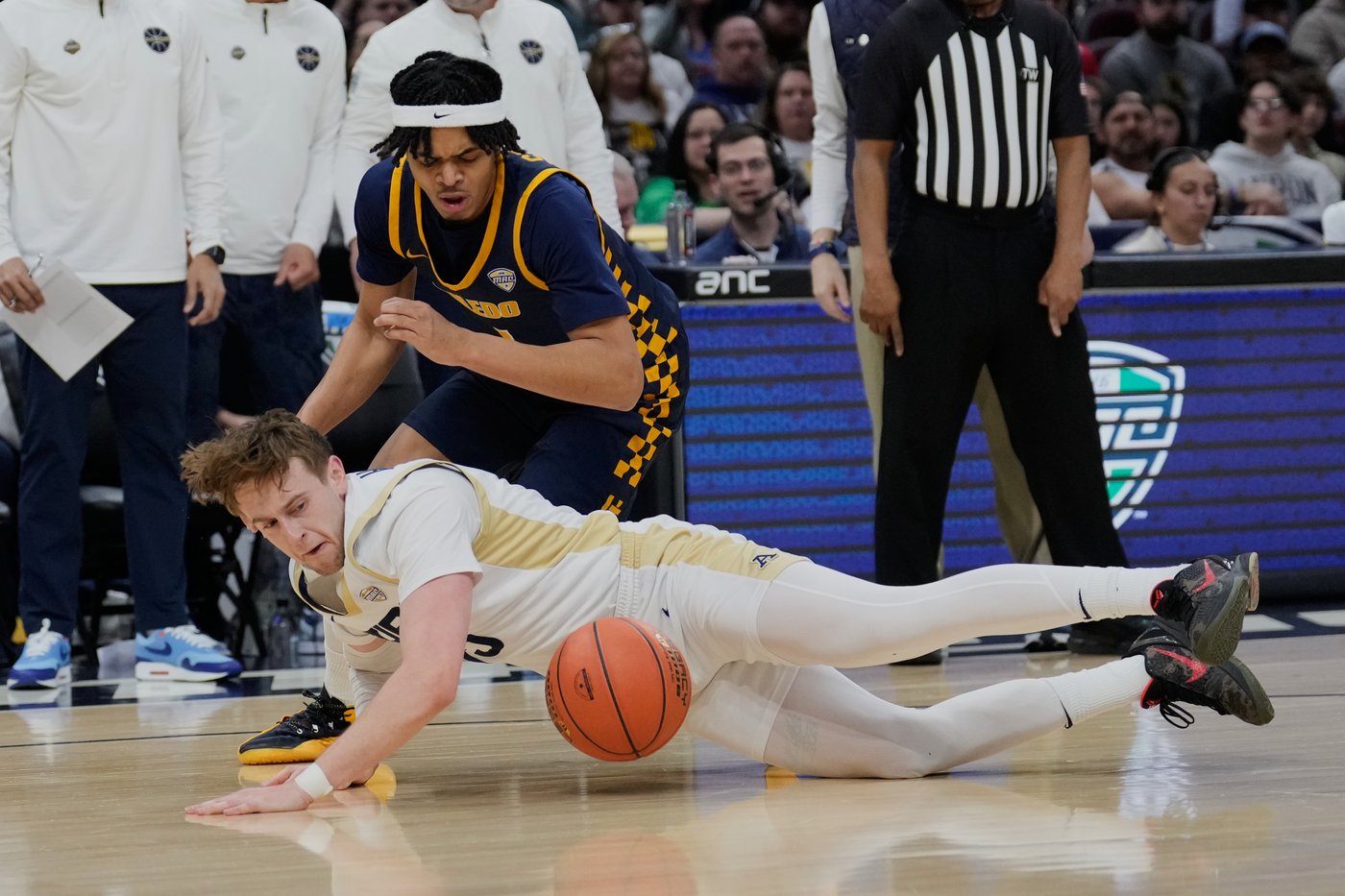 Scott's deep 3-point bomb sends Akron past Toledo, 79-76 for 3rd straight MAC crown | iNFOnews.ca Scott's deep 3-point bomb sends Akron past Toledo, 79-76 for 3rd straight MAC crown | iNFOnews.ca