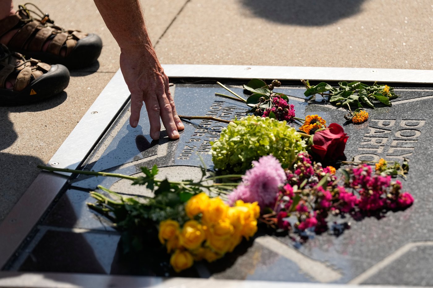 From Los Angeles to Nashville, fans remember Dolly Parton, in photos | iNFOnews.ca