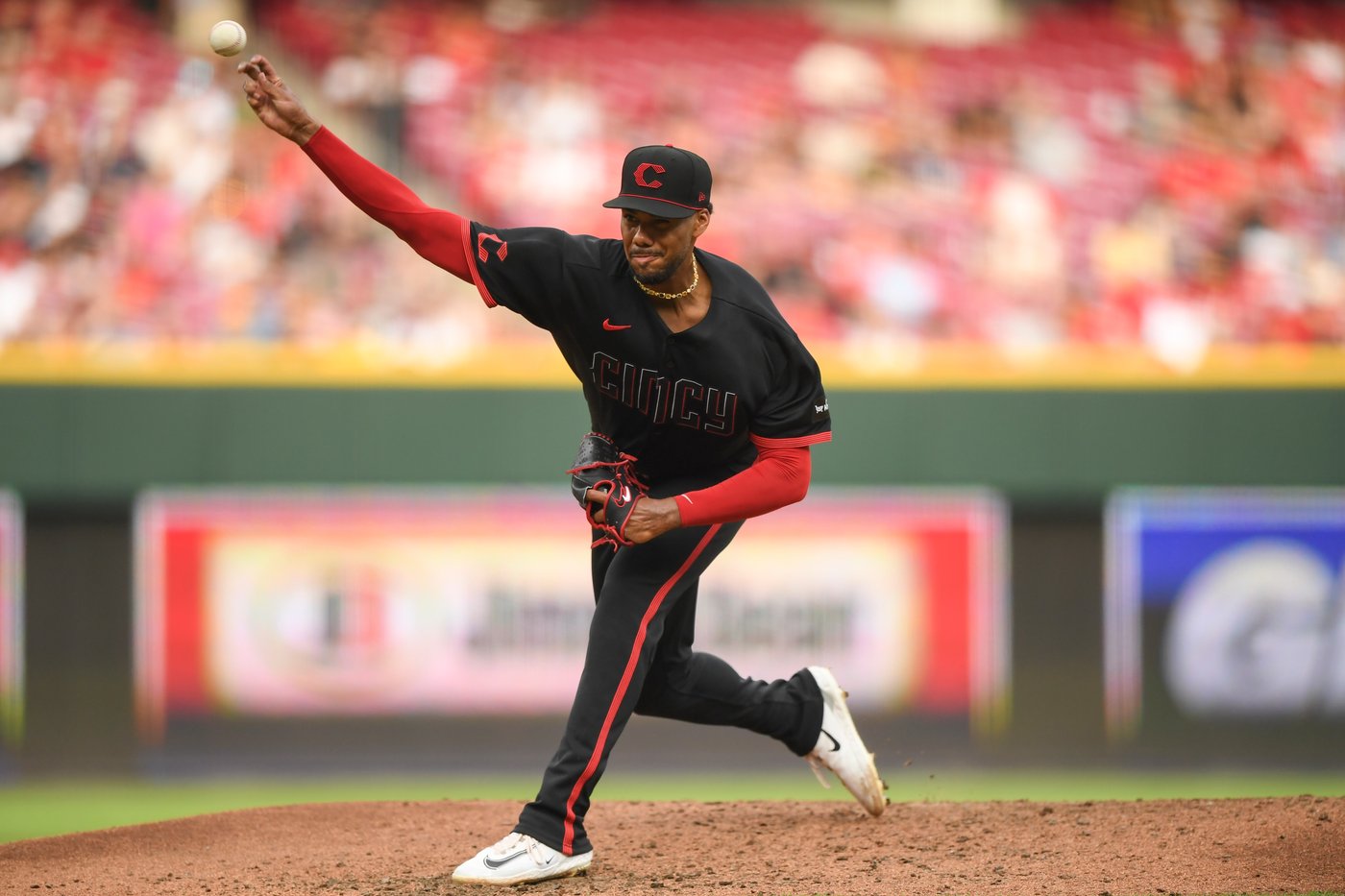 Sal Stewart hits 2-run HR, drives in 4 as Reds come back to beat Pirates 8-7 | iNFOnews.ca