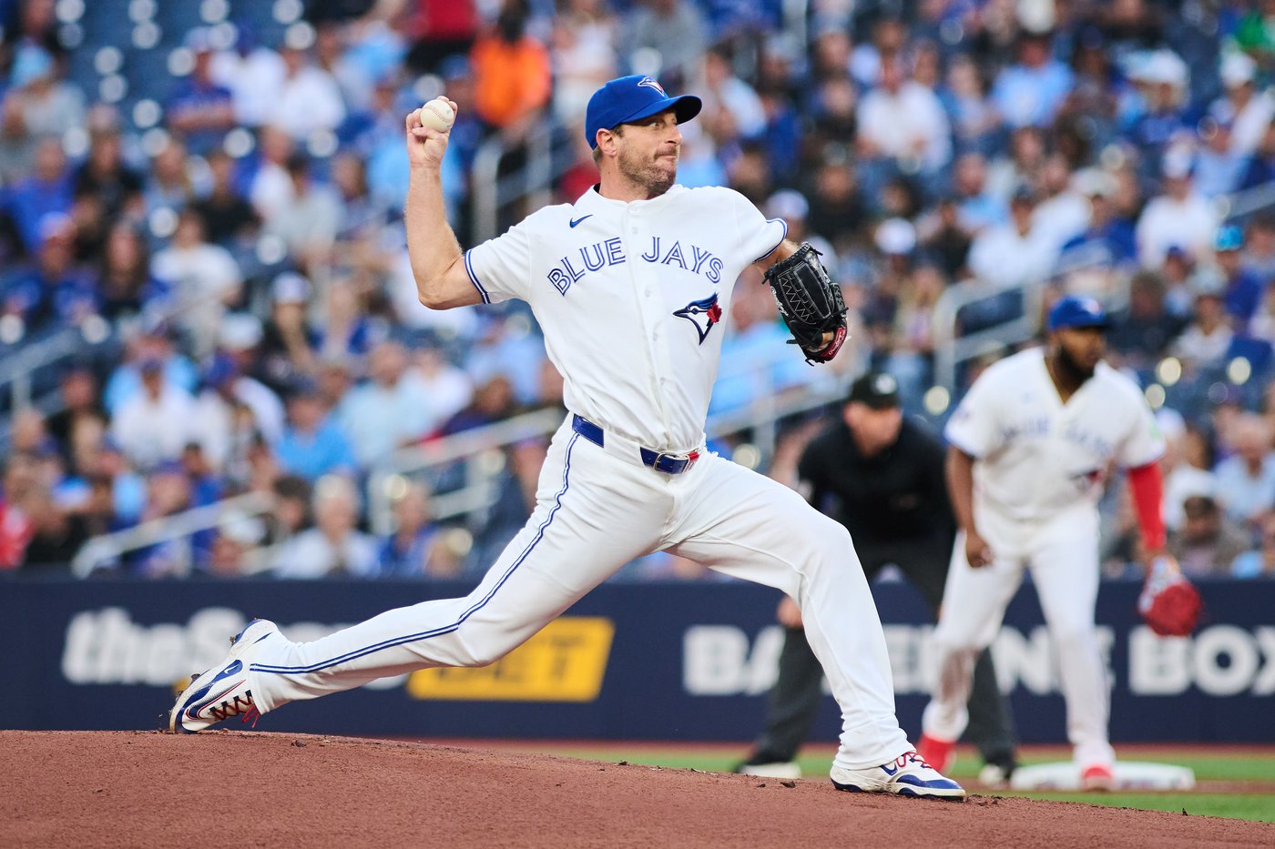 Royals beat Blue Jays 5-3 to extend win streak to nine games | iNFOnews.ca