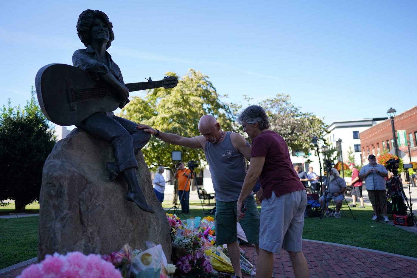 From Los Angeles to Nashville, fans remember Dolly Parton, in photos | iNFOnews.ca
