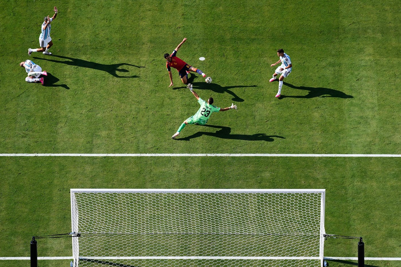 Argentina's Martinez plays cool in net, even as teammates turn reckless in historic World Cup final | iNFOnews.ca Argentina's Martinez plays cool in net, even as teammates turn reckless in historic World Cup final | iNFOnews.ca