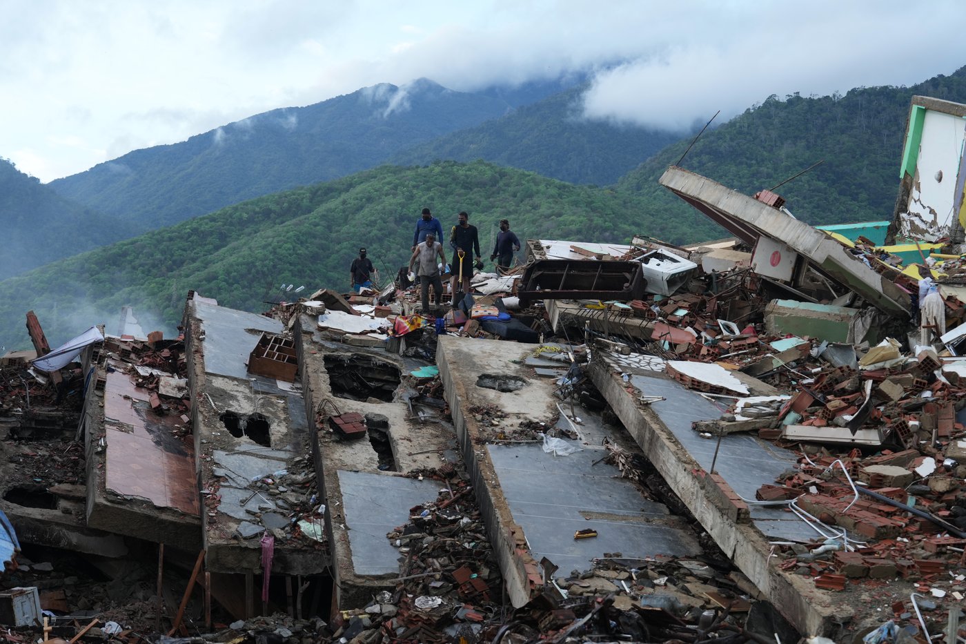 Photos show rescue efforts across earthquake-ravaged Venezuela | iNFOnews.ca