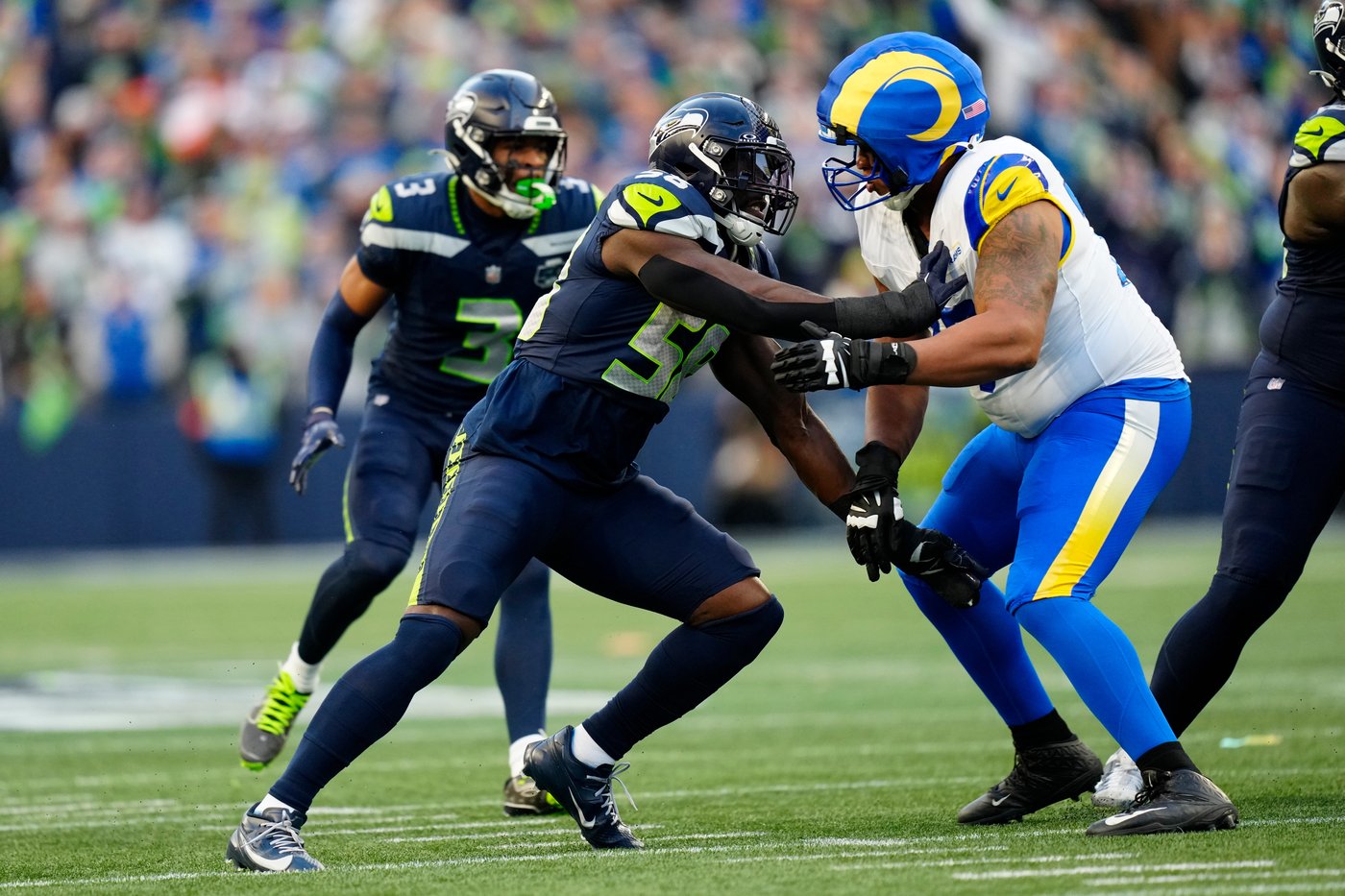 New football chinstrap designed to lessen force of blows to facemask | iNFOnews.ca