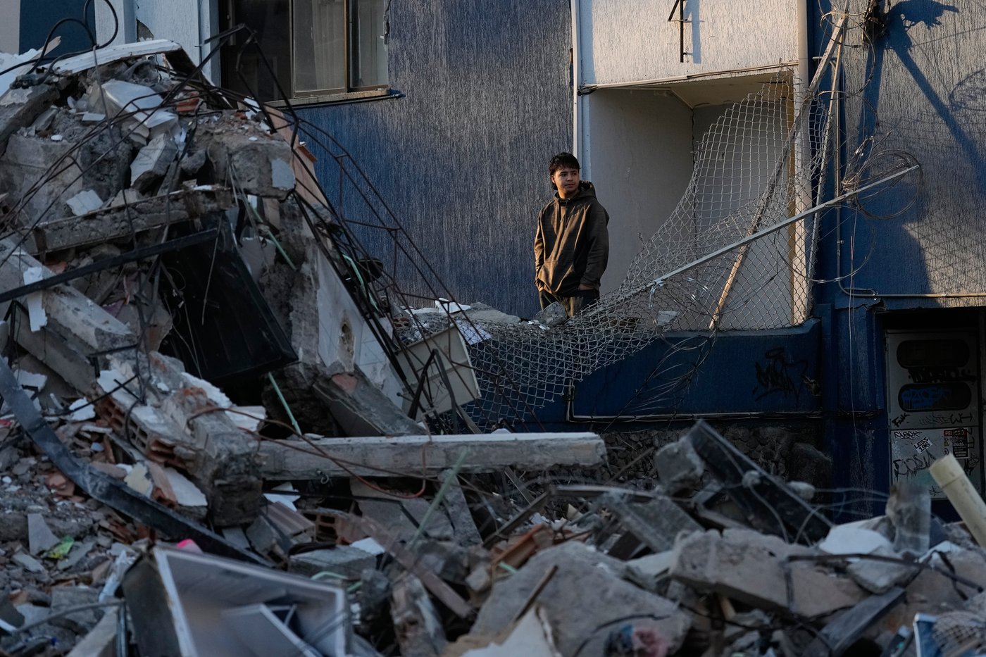 Colombia searches for over 3,000 missing after a powerful earthquake kills more than 100 | iNFOnews.ca