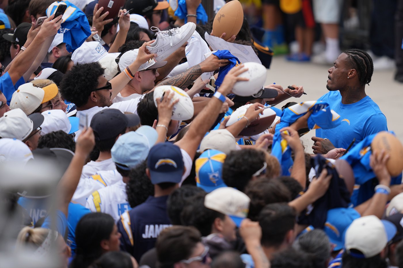 New offensive coordinator Mike McDaniel brings a different vibe to Chargers on and off field | iNFOnews.ca