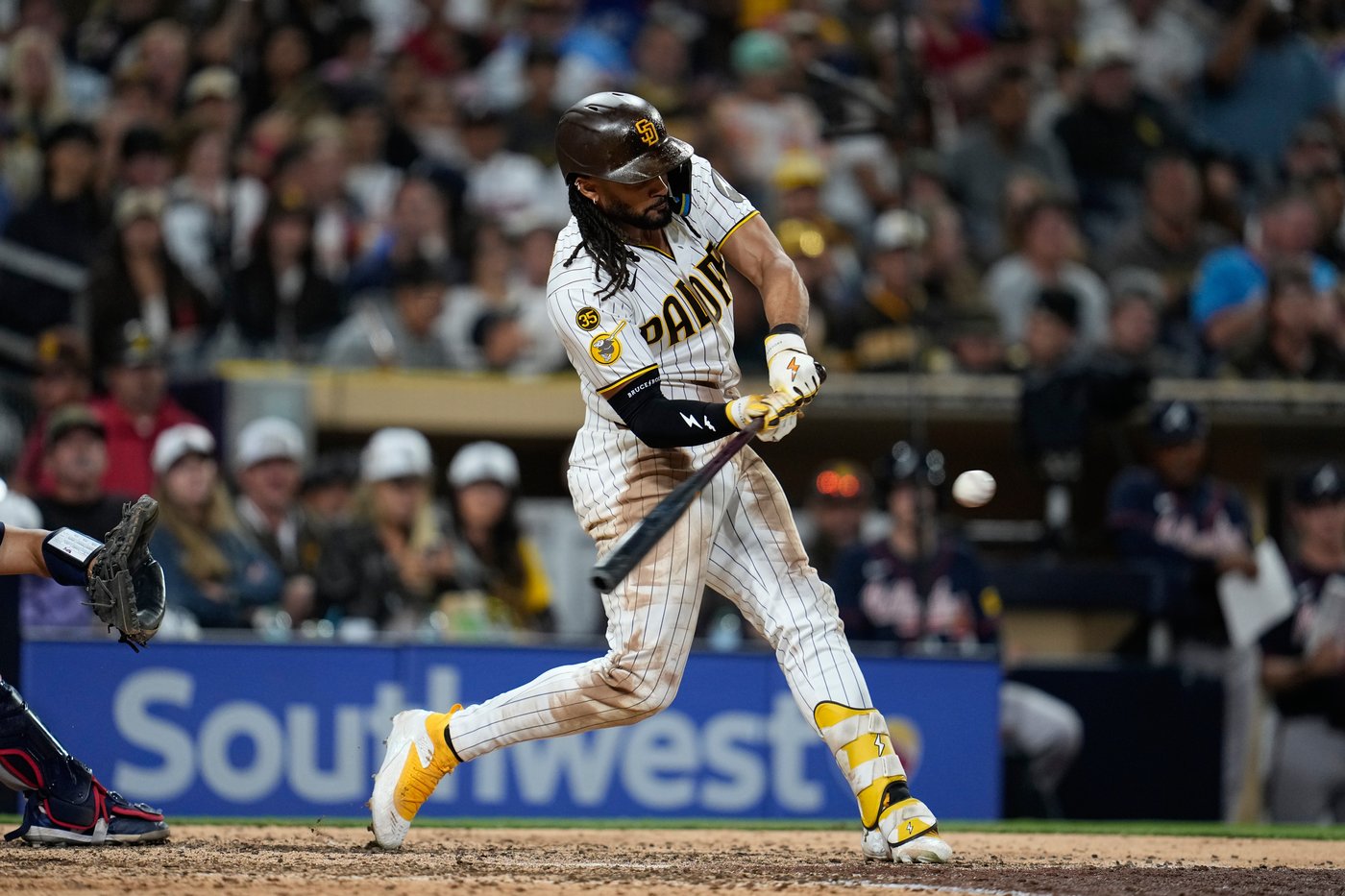 Machado hits a 10th-inning RBI single, lifting Padres past Braves 7-6 | iNFOnews.ca
