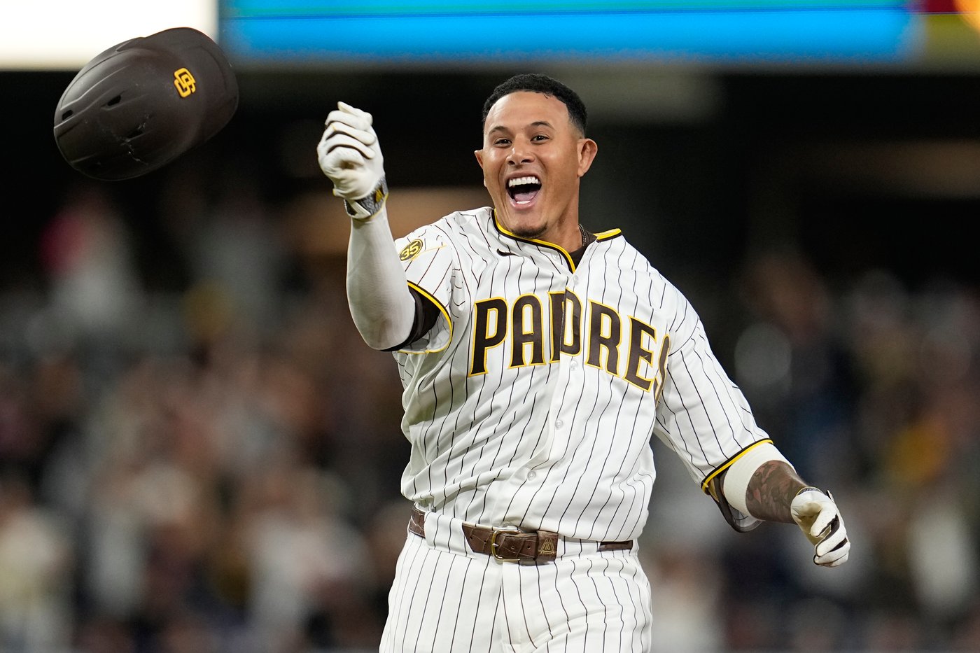 Machado hits a 10th-inning RBI single, lifting Padres past Braves 7-6 | iNFOnews.ca