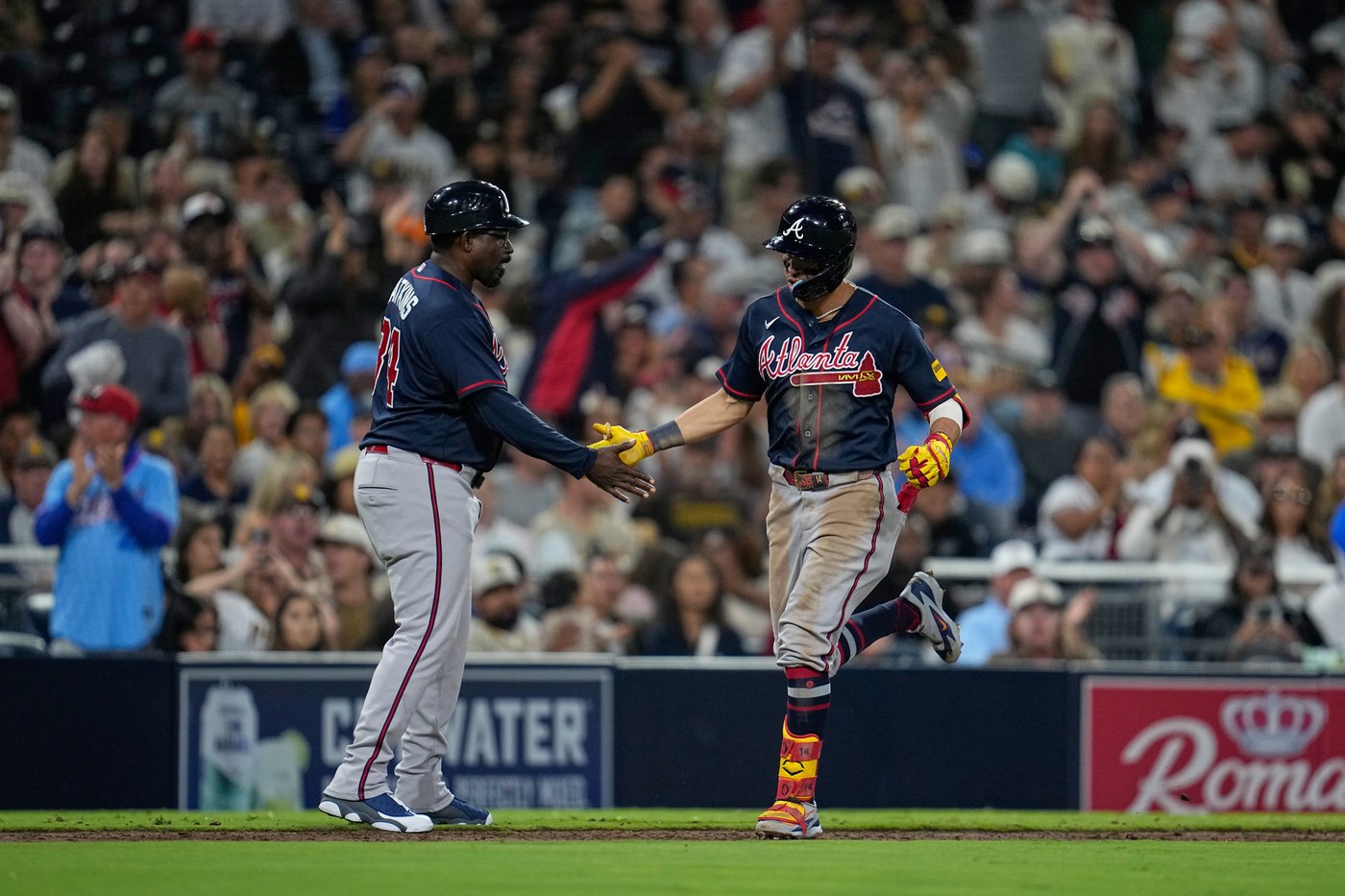 Machado hits a 10th-inning RBI single, lifting Padres past Braves 7-6 | iNFOnews.ca