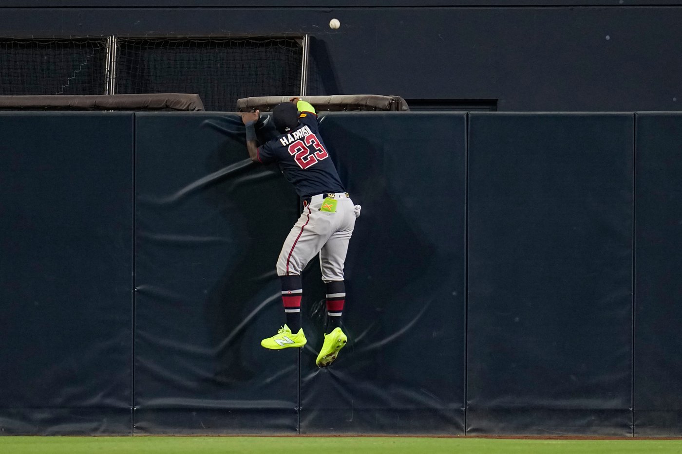 Machado hits a 10th-inning RBI single, lifting Padres past Braves 7-6 | iNFOnews.ca