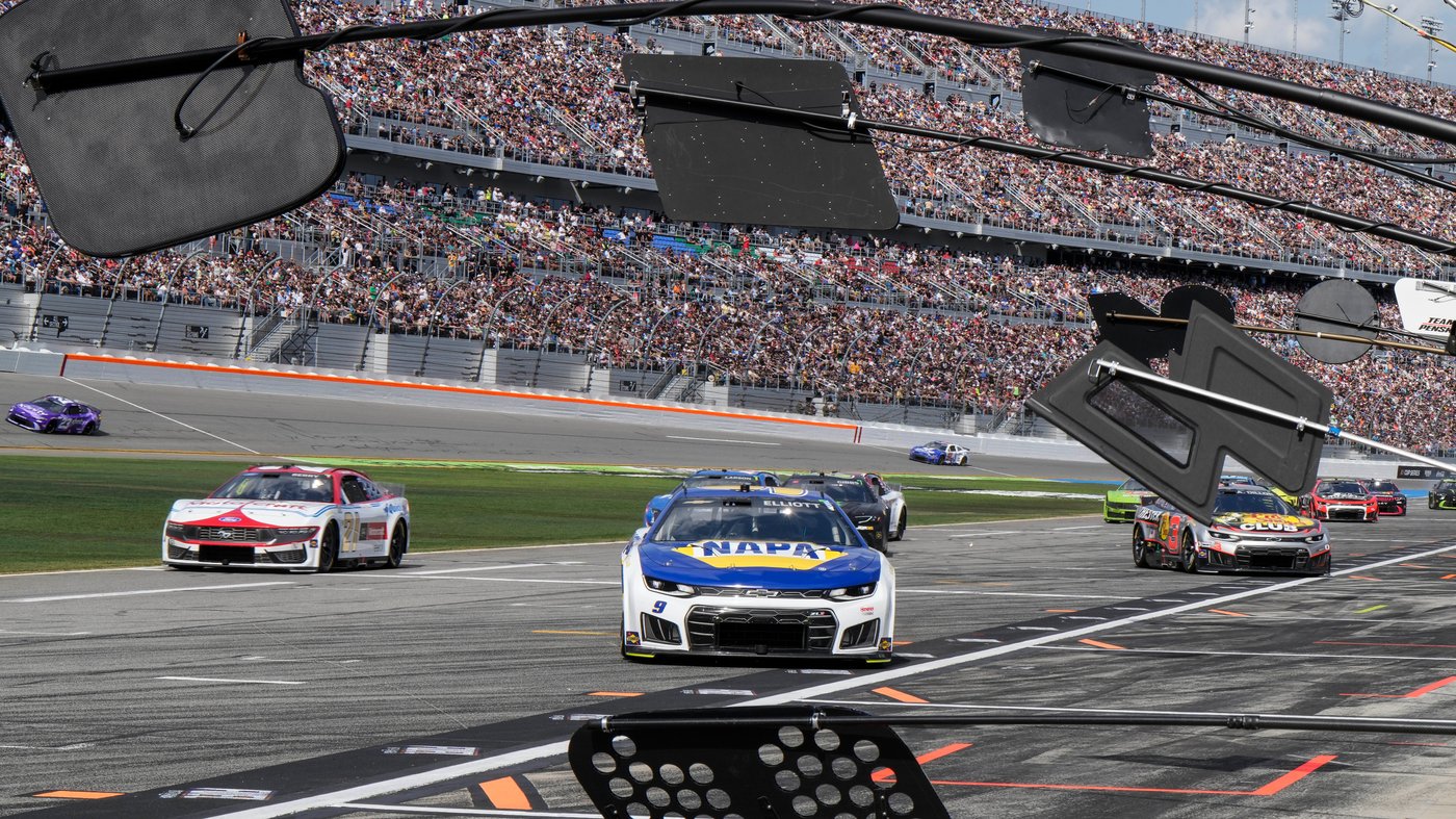 Chase Elliott had 1st Daytona 500 title in sight before losing out in last-lap wreck to Reddick | iNFOnews.ca
