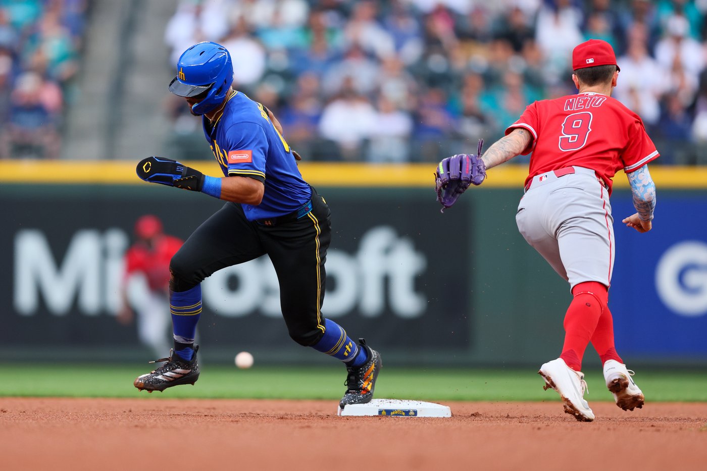 Mariners' Rodriguez removed after being hit in helmet by thrown ball | iNFOnews.ca