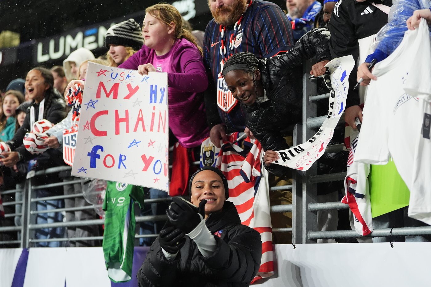 USWNT gets a sneak peek at the grass installed at Lumen for the World Cup | iNFOnews.ca