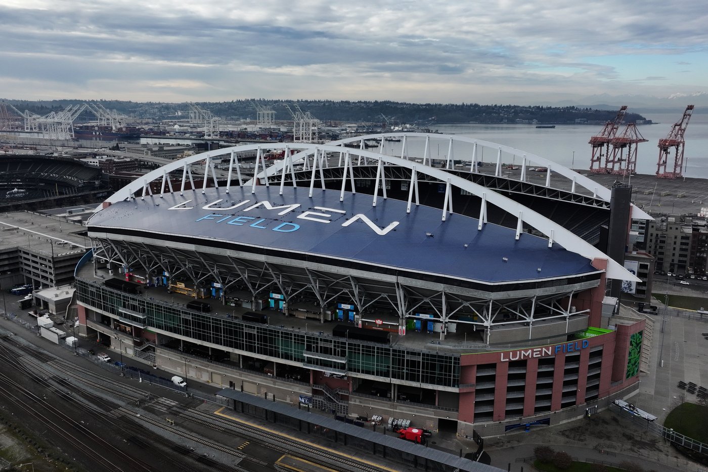USWNT gets a sneak peek at the grass installed at Lumen for the World Cup | iNFOnews.ca