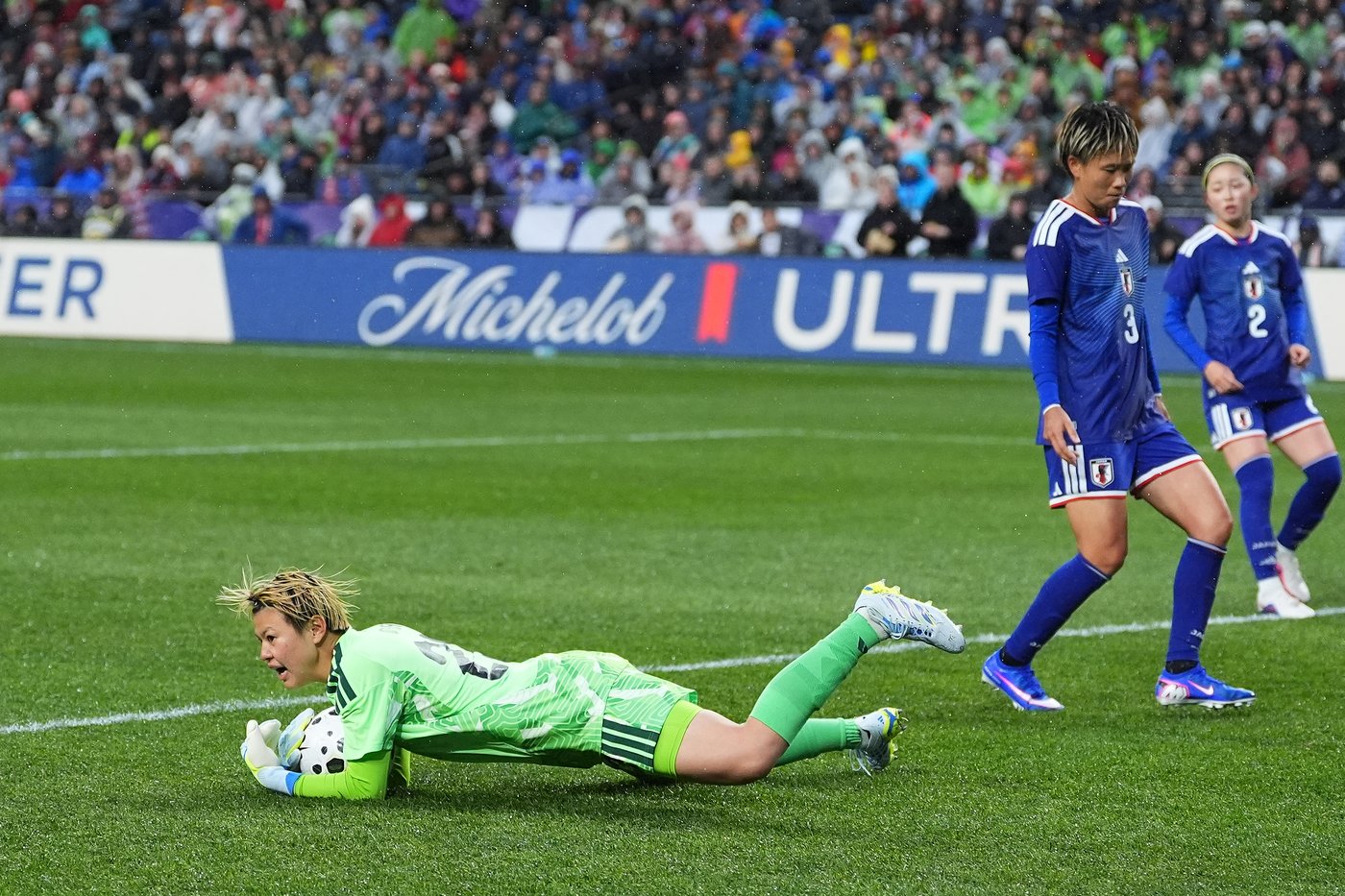 USWNT gets a sneak peek at the grass installed at Lumen for the World Cup | iNFOnews.ca