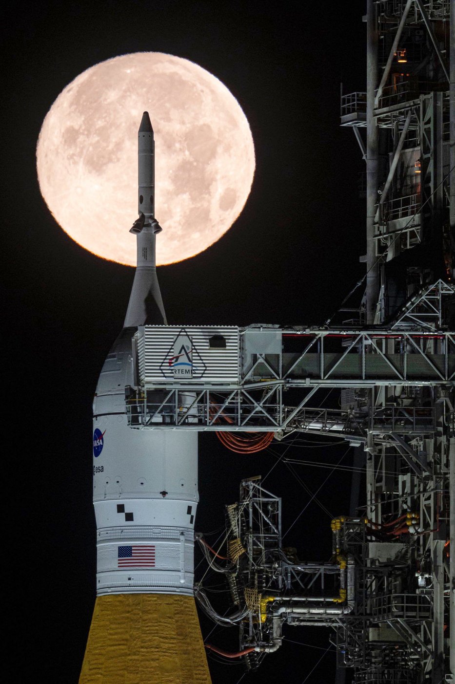NASA delays astronauts' lunar trip until March after hydrogen leaks mar fueling test | iNFOnews.ca