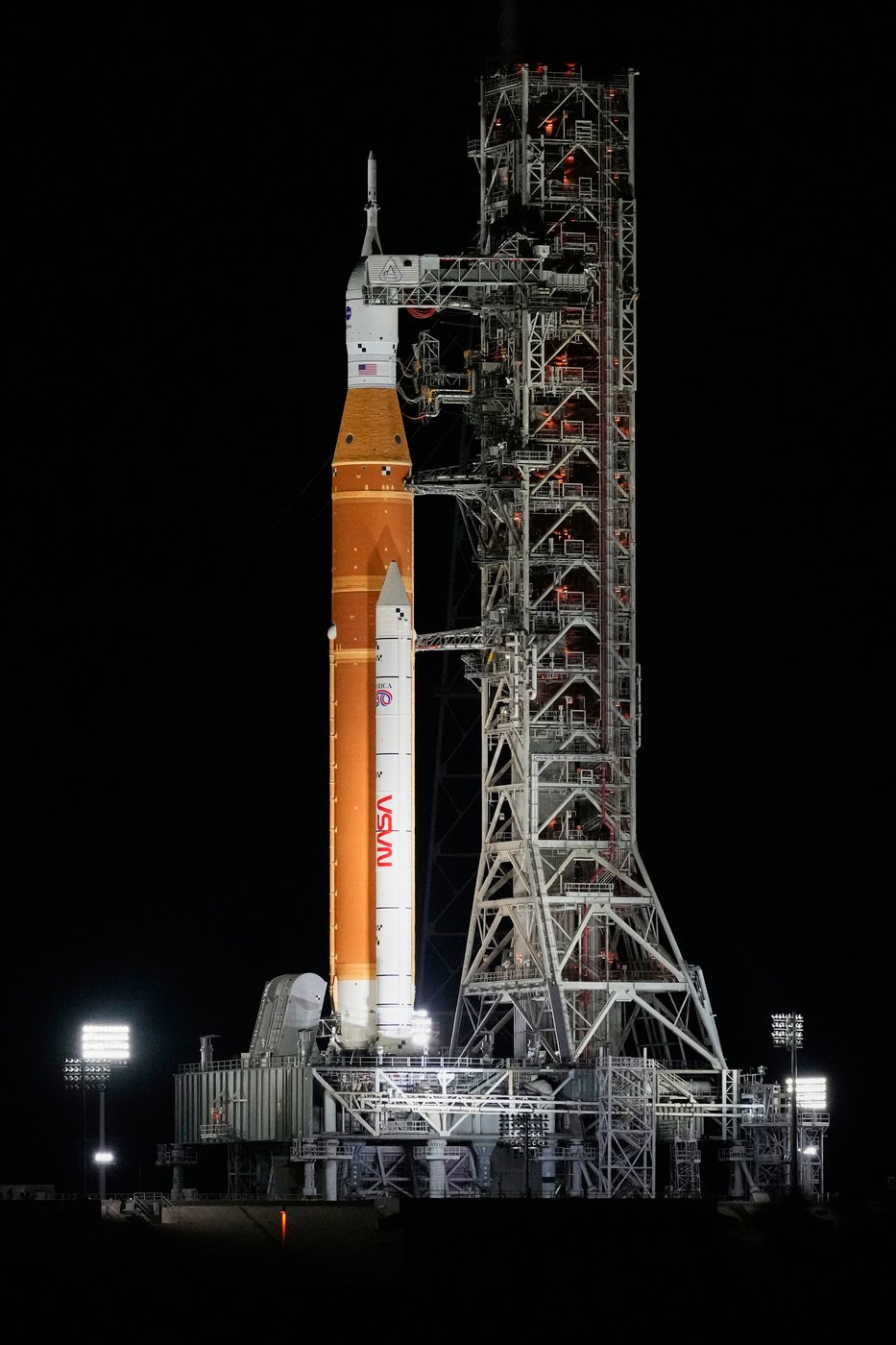 NASA delays astronauts' lunar trip until March after hydrogen leaks mar fueling test | iNFOnews.ca