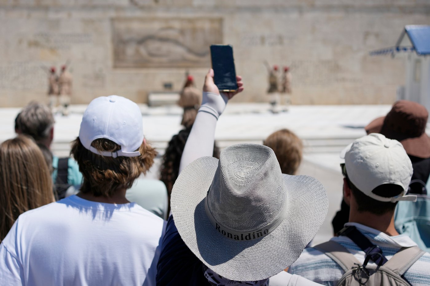 The sunhat is everywhere in Athens as crowds grow larger at ancient sites | iNFOnews.ca The sunhat is everywhere in Athens as crowds grow larger at ancient sites | iNFOnews.ca