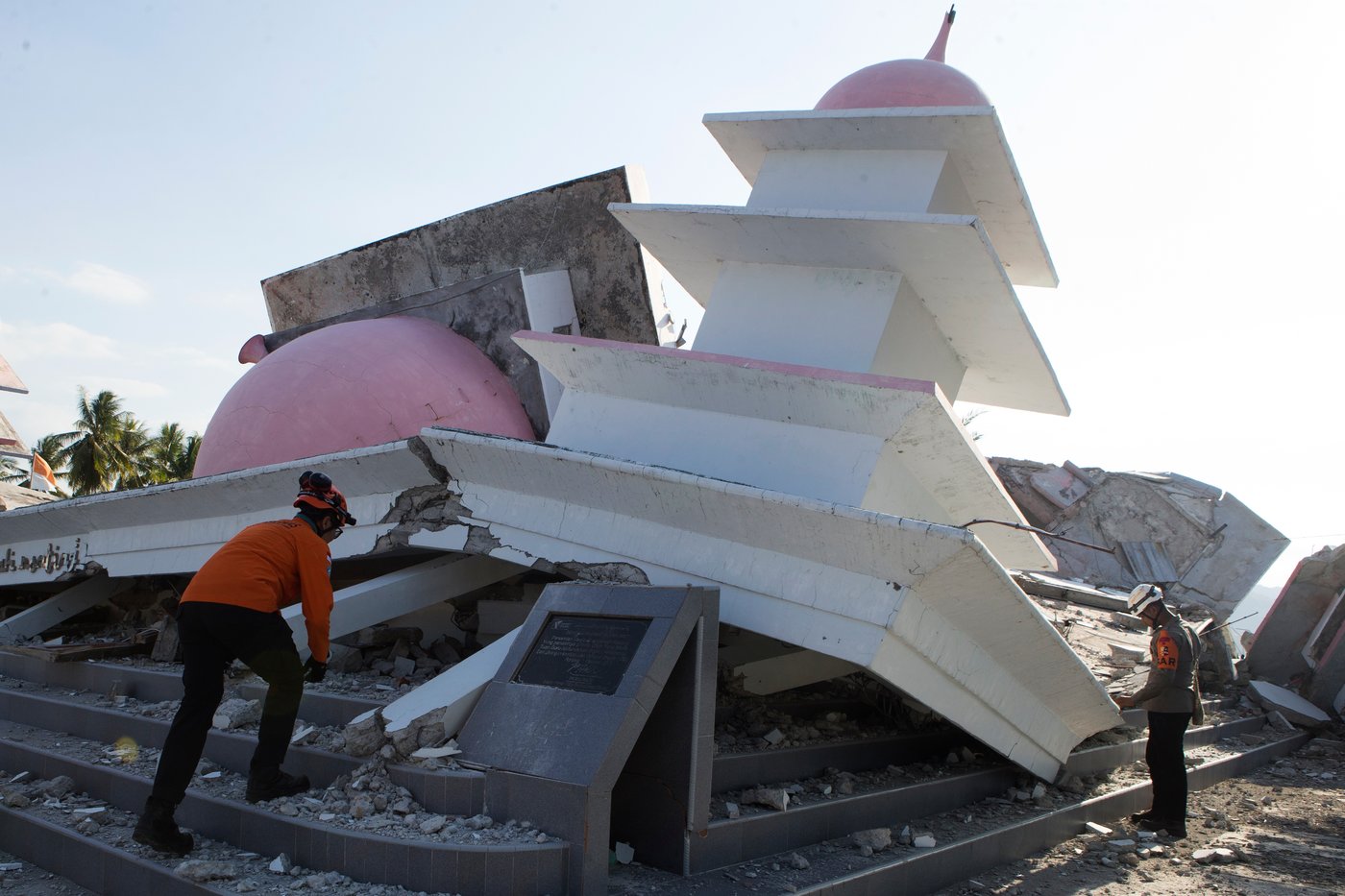 Fear grips children after deadly earthquake in eastern Indonesia leaves thousands displaced | iNhome