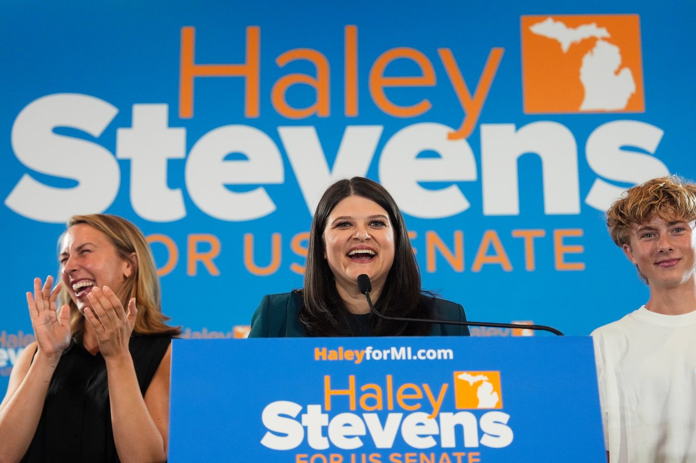 Michigan Democrats choose between 2 visions to seek a US Senate seat, in photos | iNFOnews.ca