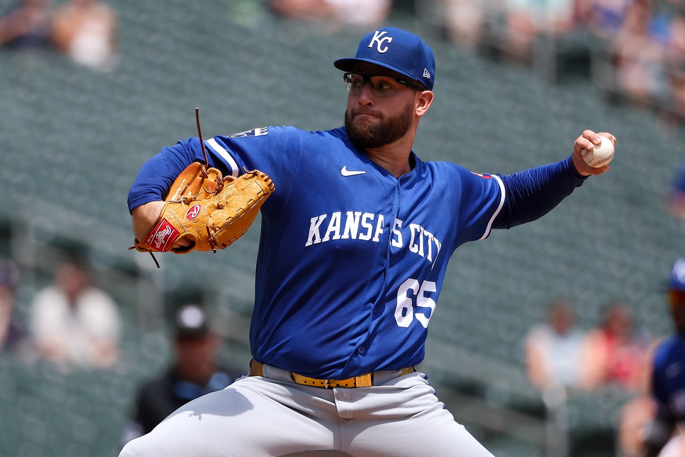Royals hold off Twins 6-5 after star shortstop Bobby Witt Jr. exits with sore knee | iNFOnews.ca