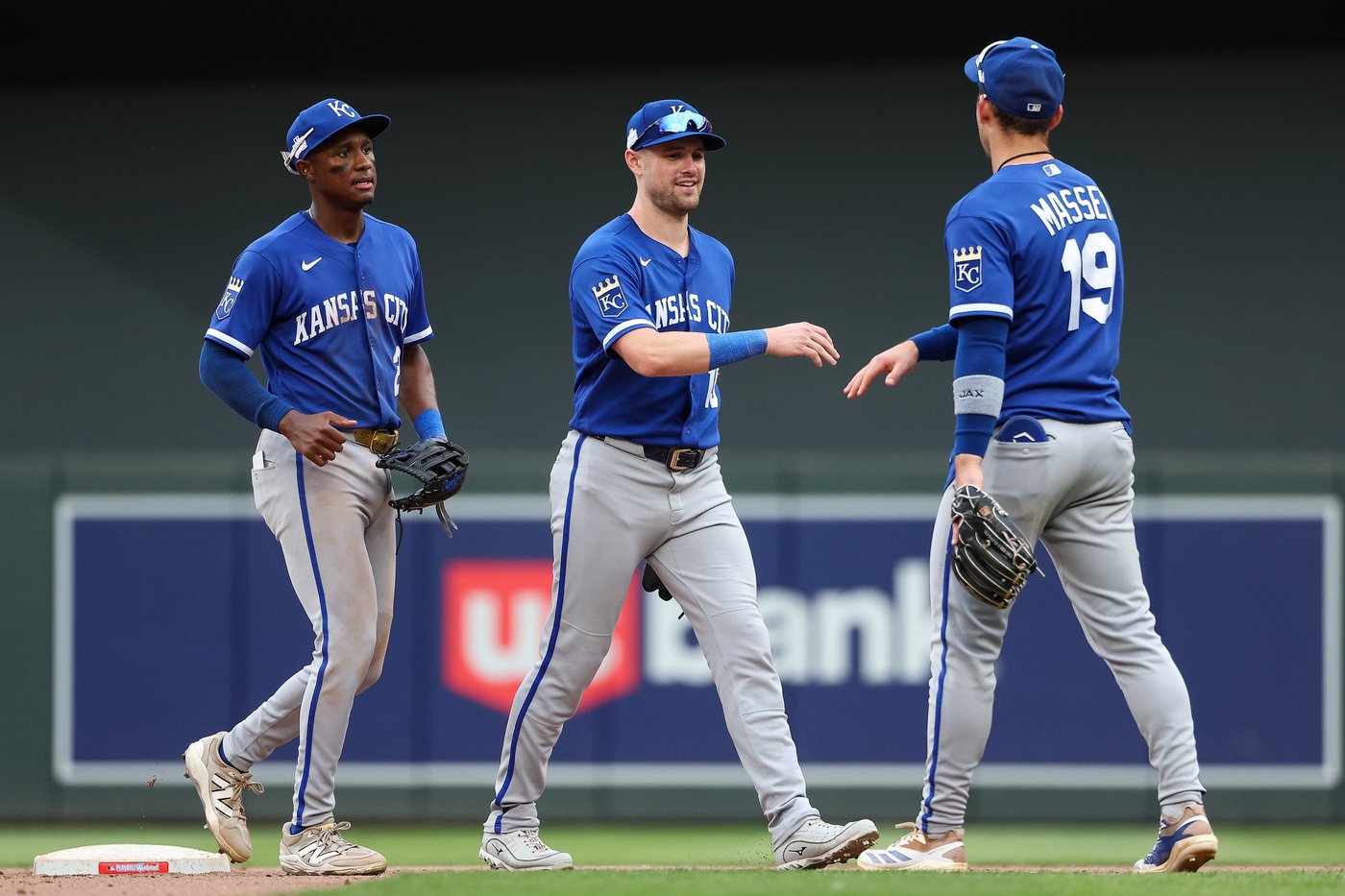 Royals hold off Twins 6-5 after star shortstop Bobby Witt Jr. exits with sore knee | iNFOnews.ca