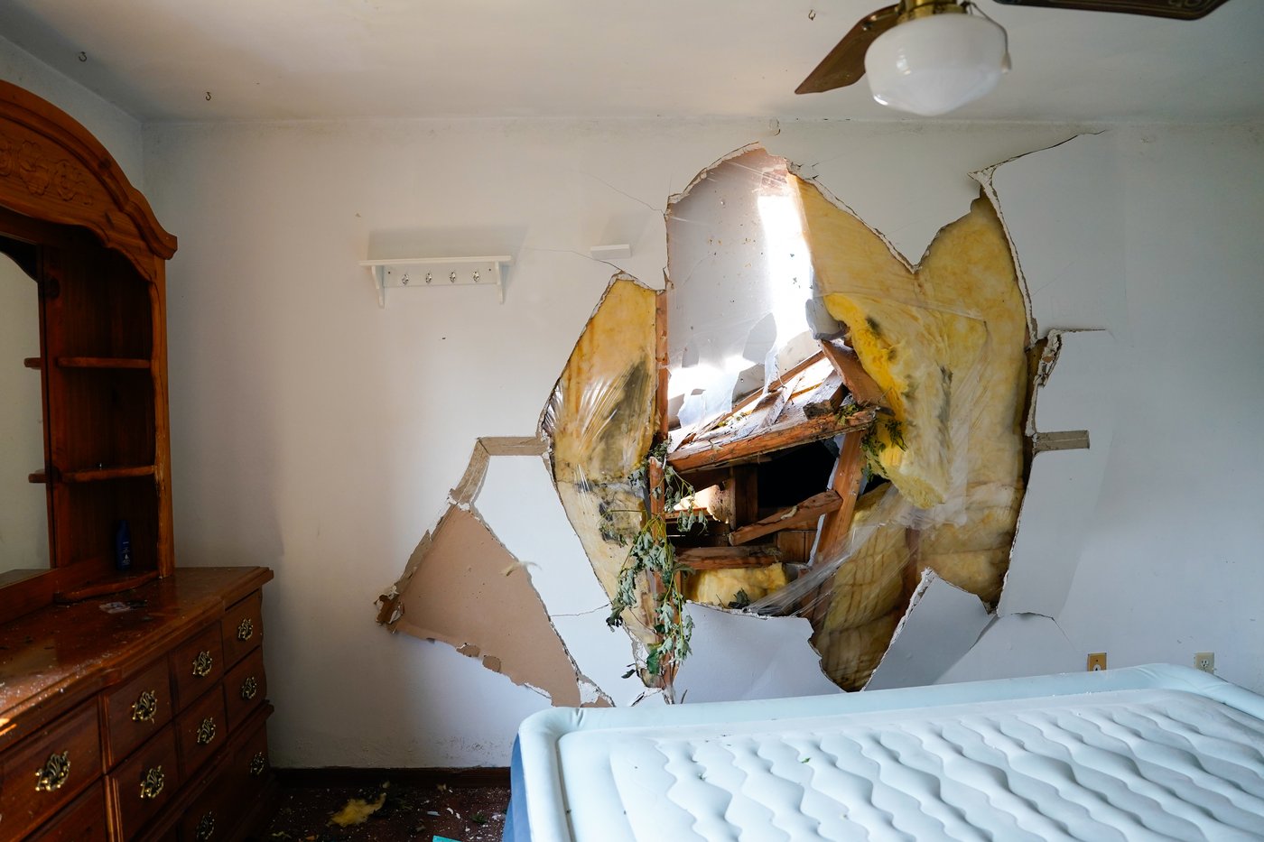 Twisted trees, crushed cars and shattered homes in Wisconsin, in photos | iNwheels